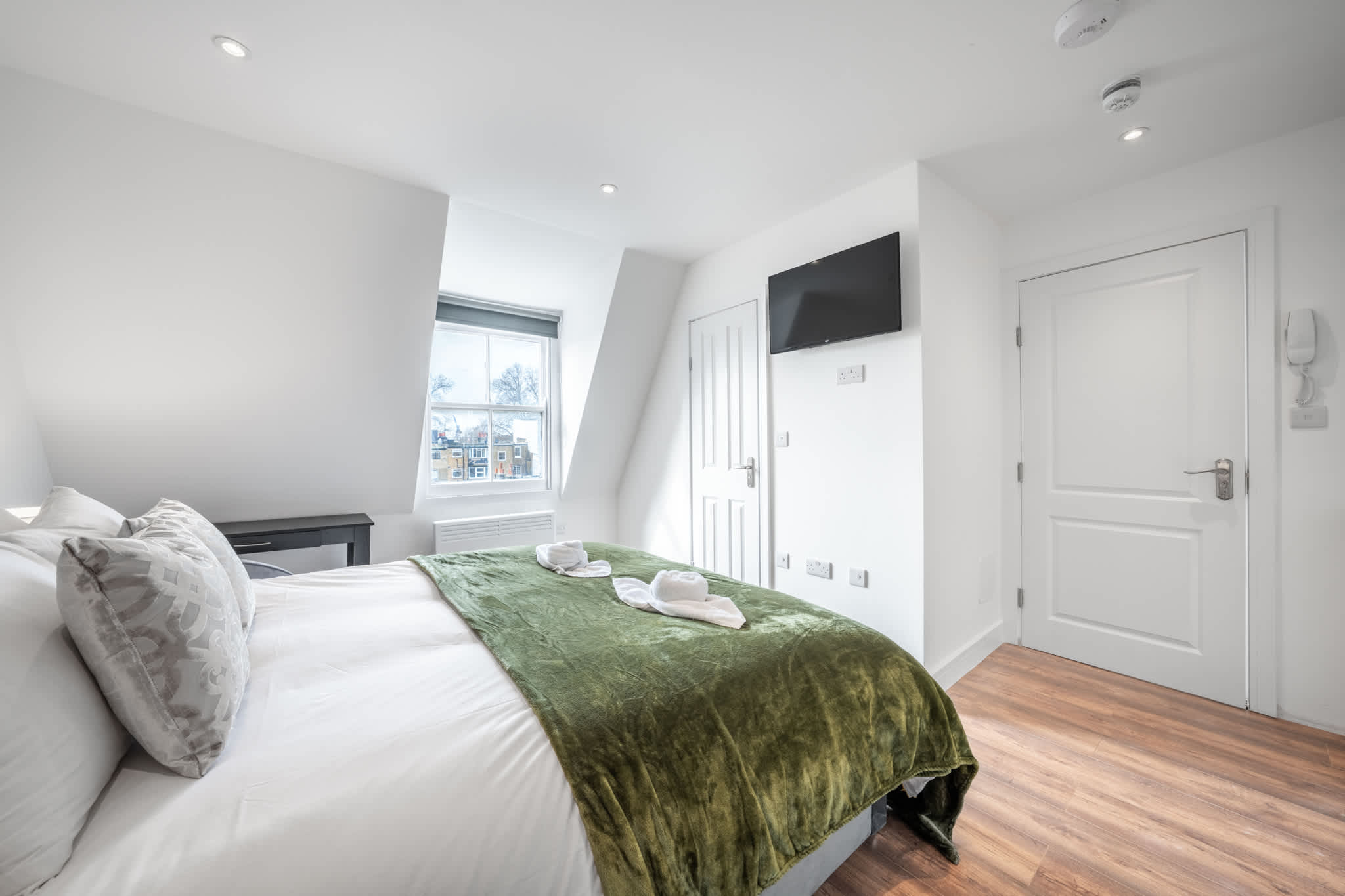 Top Floor Studio with view in Knightsbridge in Beaufort Gardens SW3 1QH - Property image 3 - VivreStays