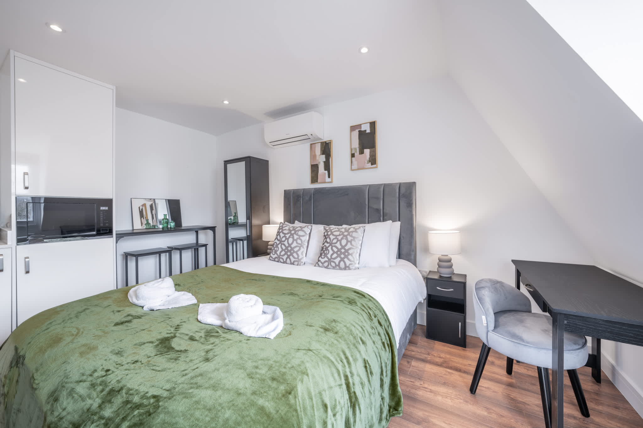 Top Floor Studio with view in Knightsbridge in Beaufort Gardens SW3 1QH - Property image 6 - VivreStays