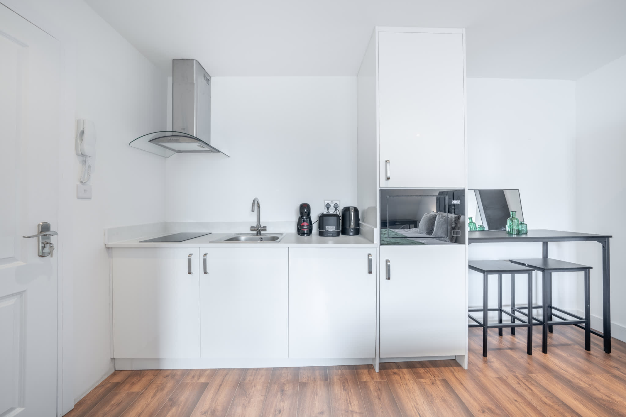Top Floor Studio with view in Knightsbridge in Beaufort Gardens SW3 1QH - Property image 4 - VivreStays