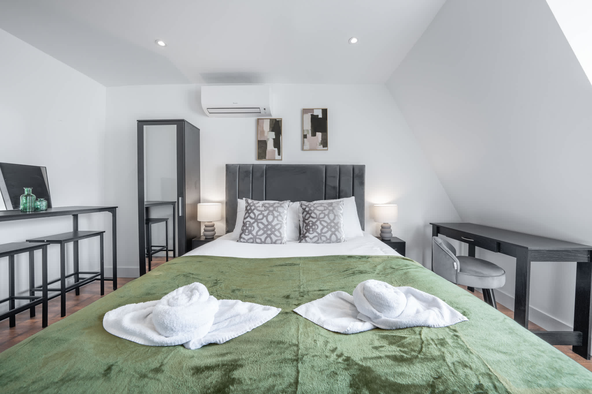 Top Floor Studio with view in Knightsbridge in Beaufort Gardens SW3 1QH - Property image 7 - VivreStays