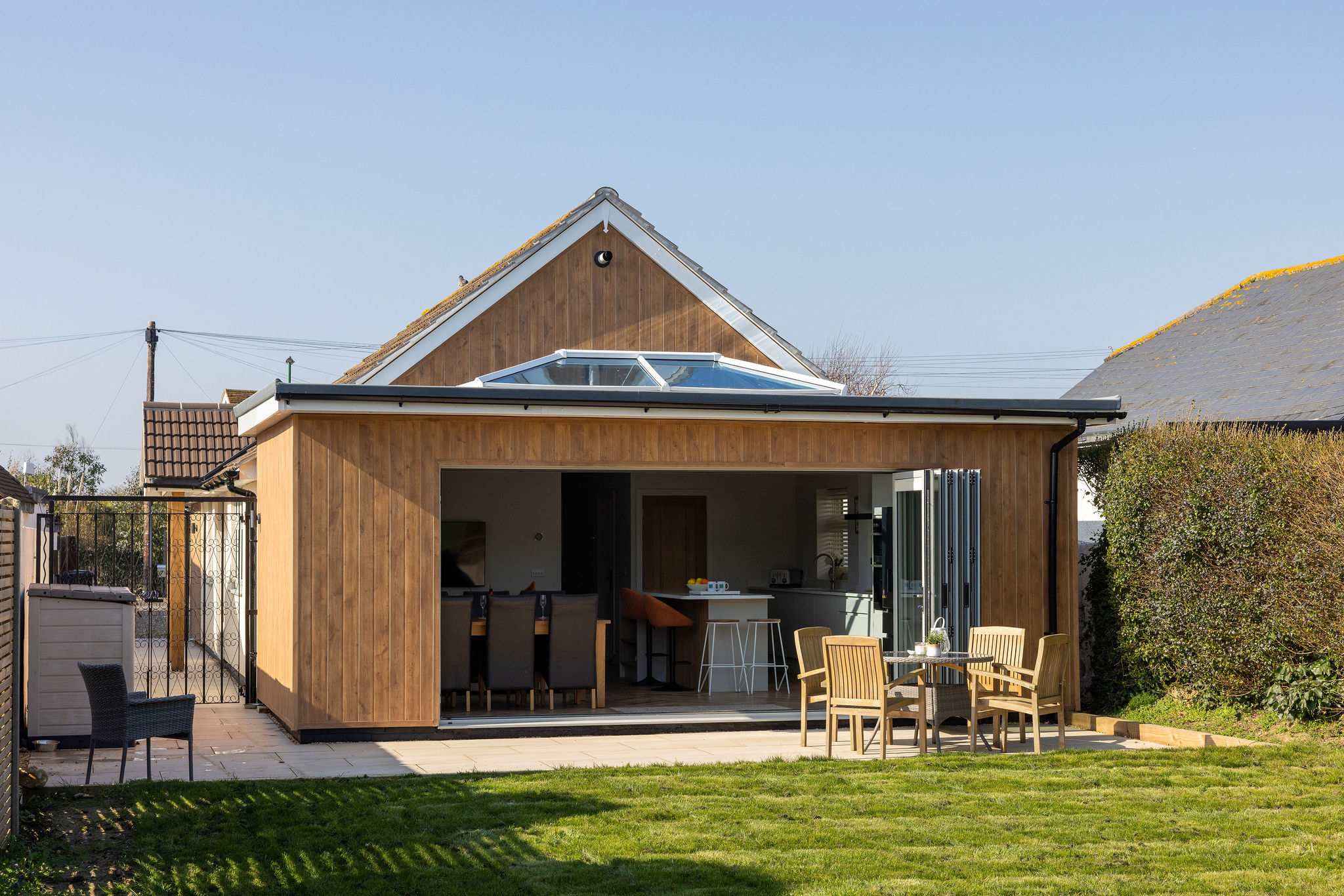 Stylish Coastal 3BD Bungalow with Garden