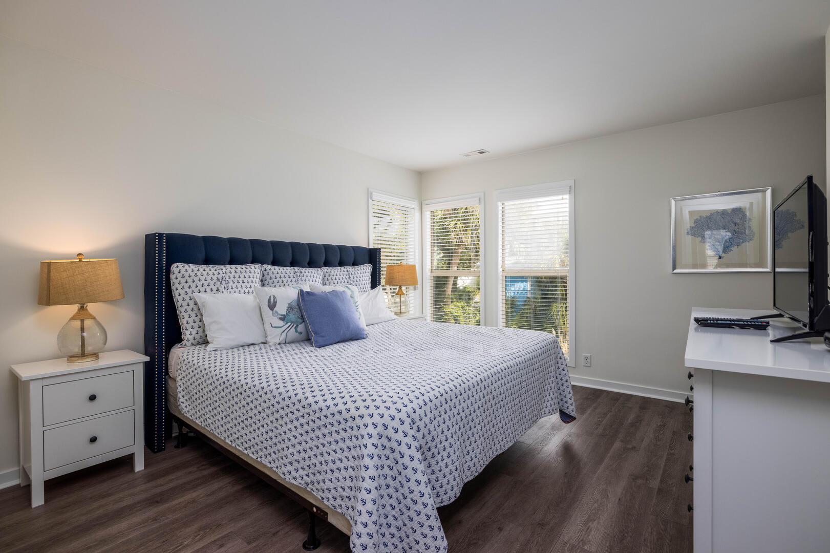 1st Level Primary 1 King Bed with Full En Suite Bathroom
