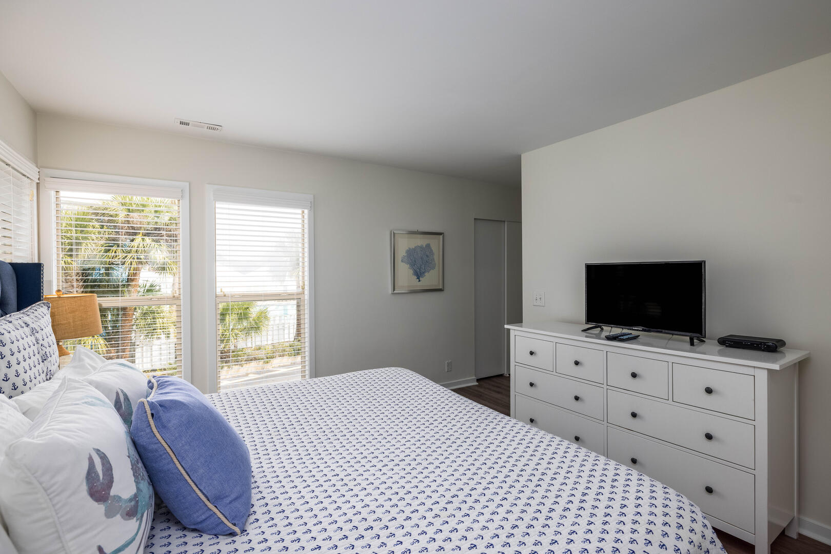1st Level Primary 1 King Bed with Full En Suite Bathroom