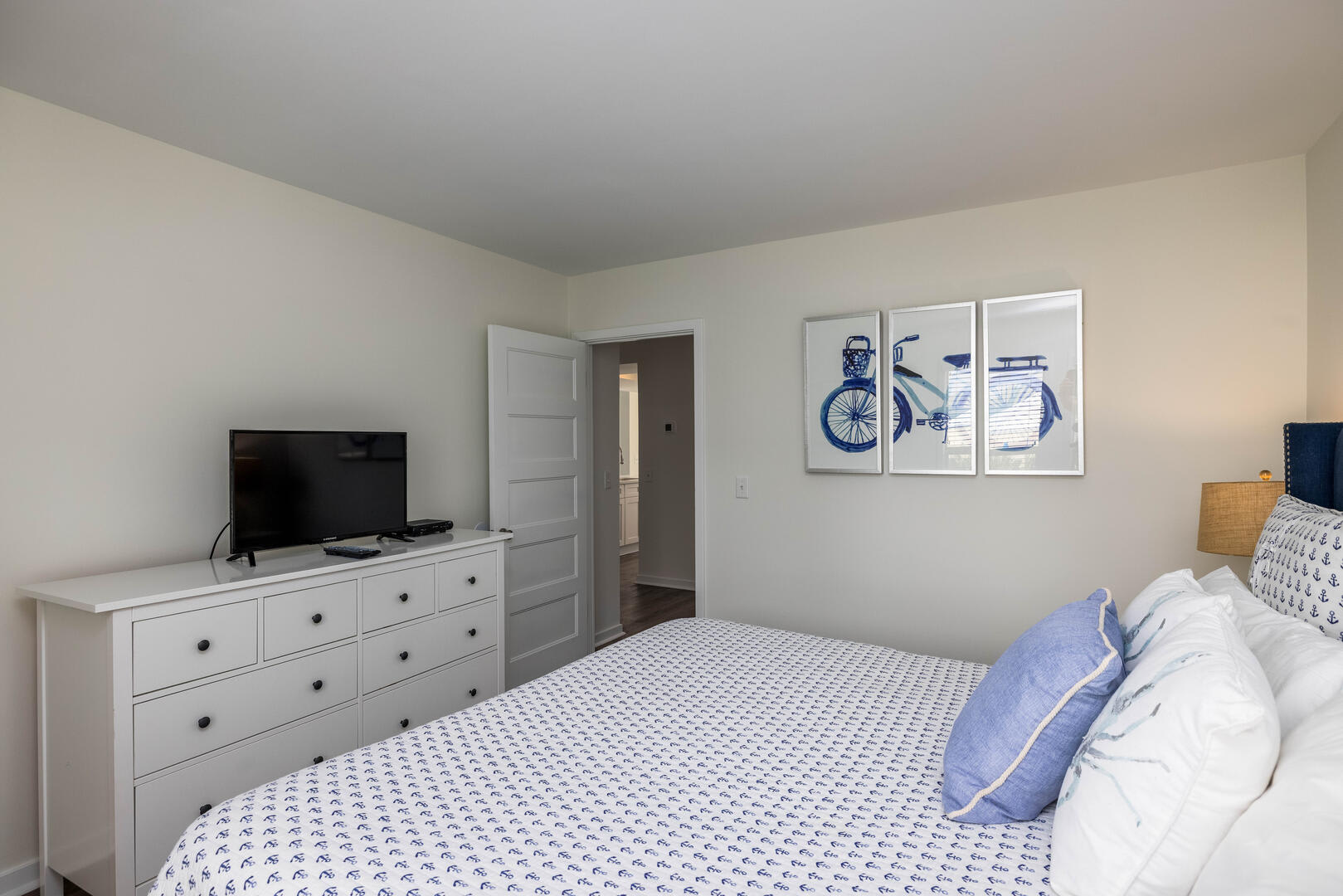 1st Level Primary 1 King Bed with Full En Suite Bathroom