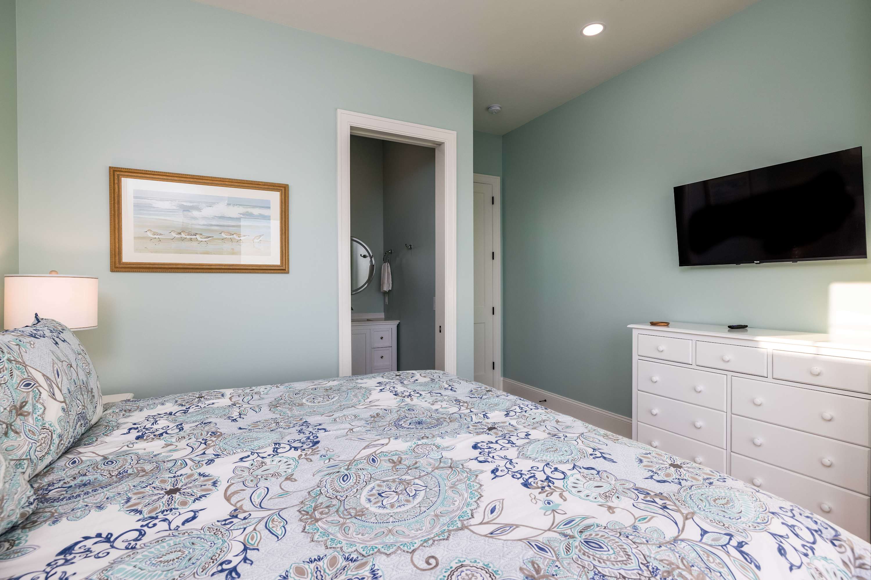 1st Level Oceanside Primary 1 with King Bed, Full En Suite Bathroom and Deck Access