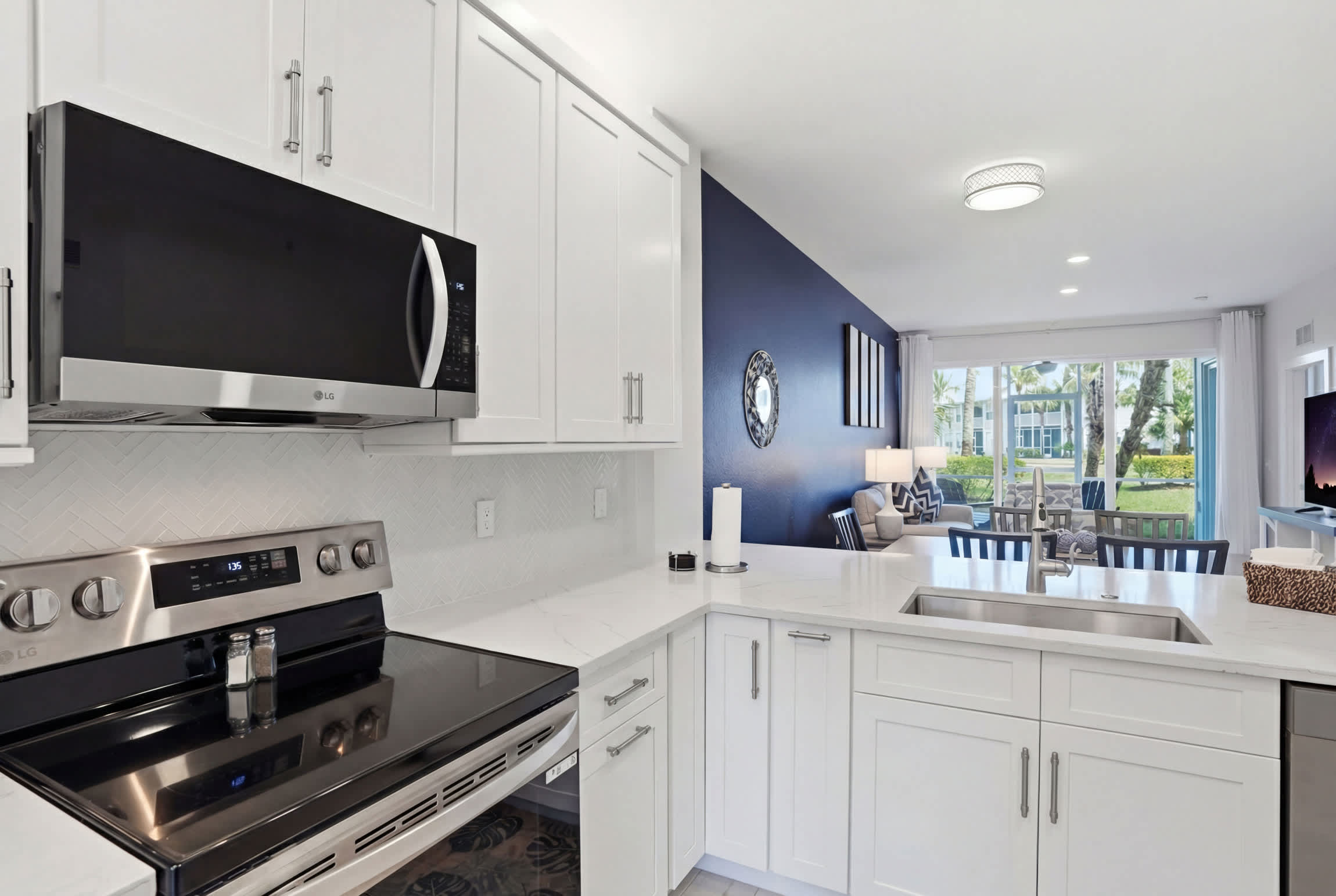 216 Luxury Remodeled Sleep 6 End Unit | Photo 2