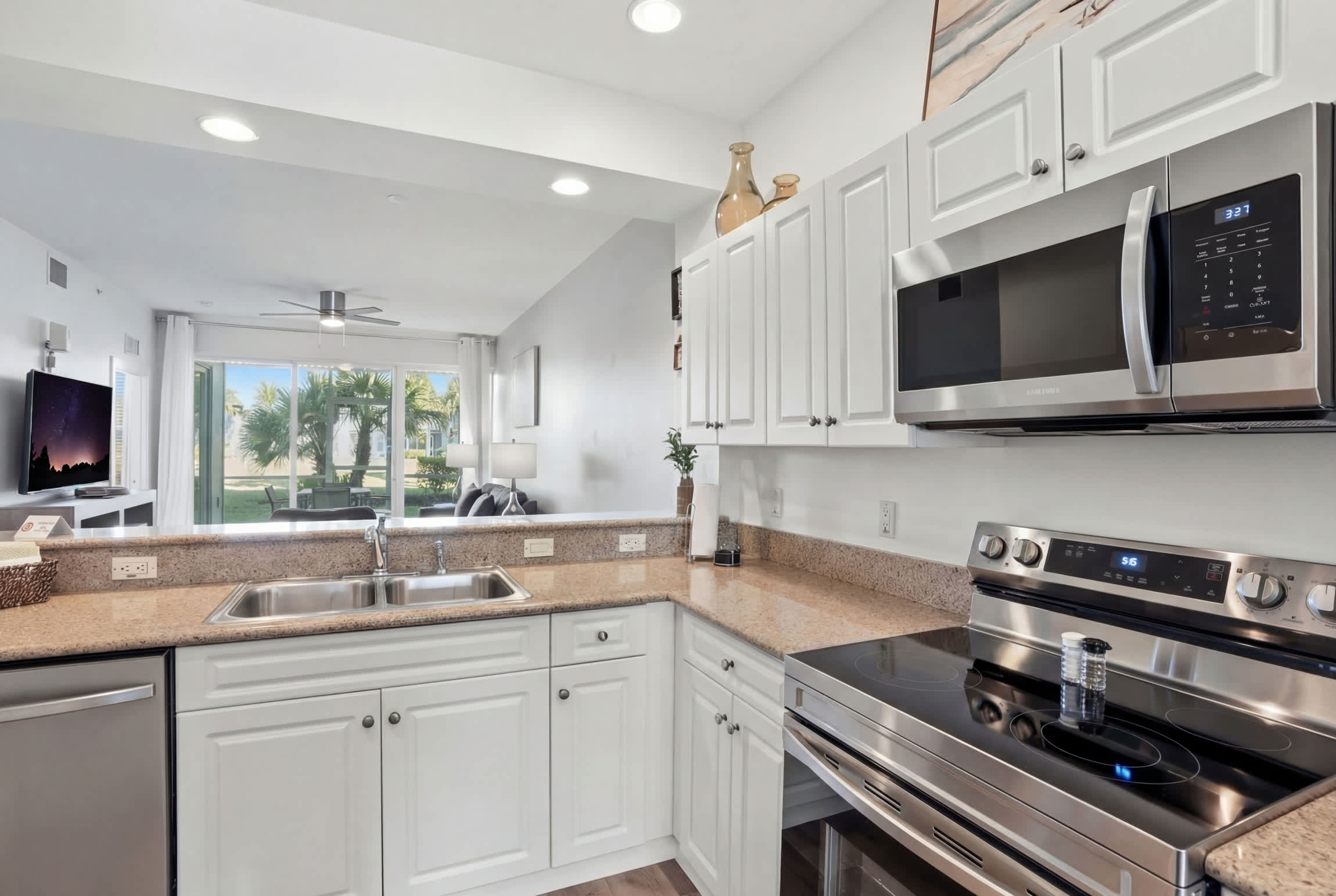 215 First Floor Sleeps 4 Landscape View | Photo 2