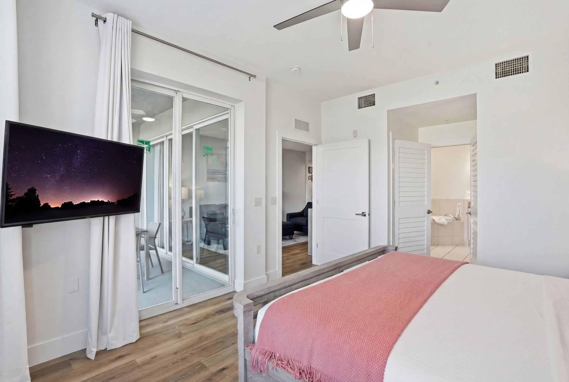 215 First Floor Sleeps 4 Landscape View | Photo 21