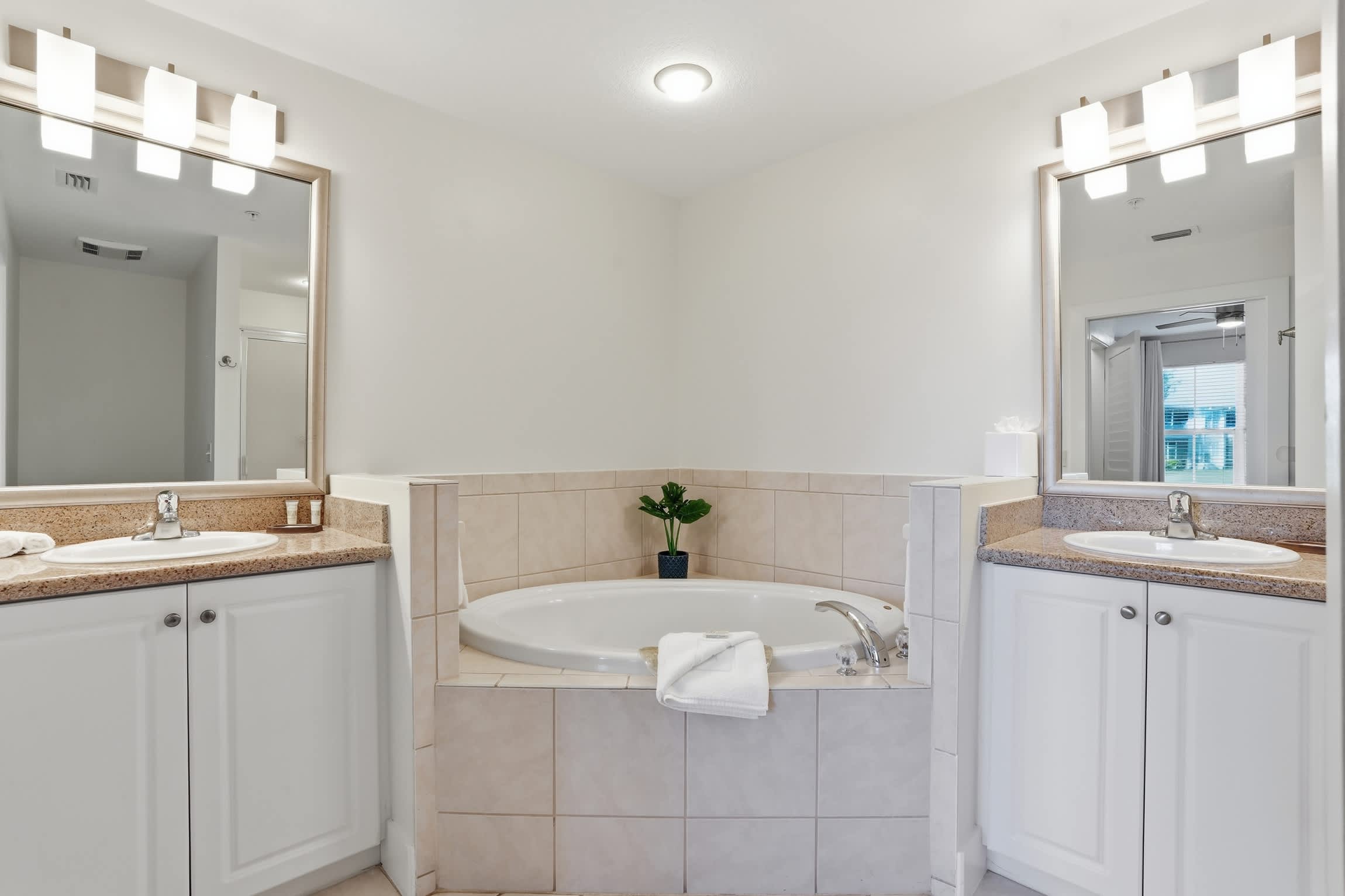 215 First Floor Sleeps 4 Landscape View | Photo 22