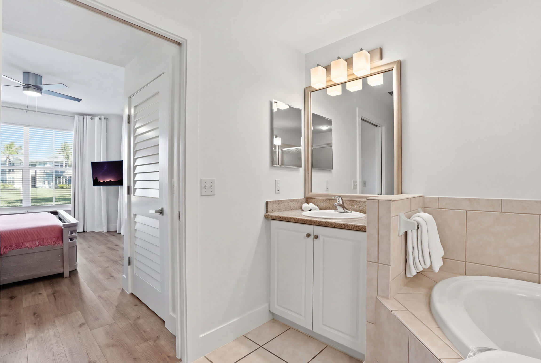 215 First Floor Sleeps 4 Landscape View | Photo 23