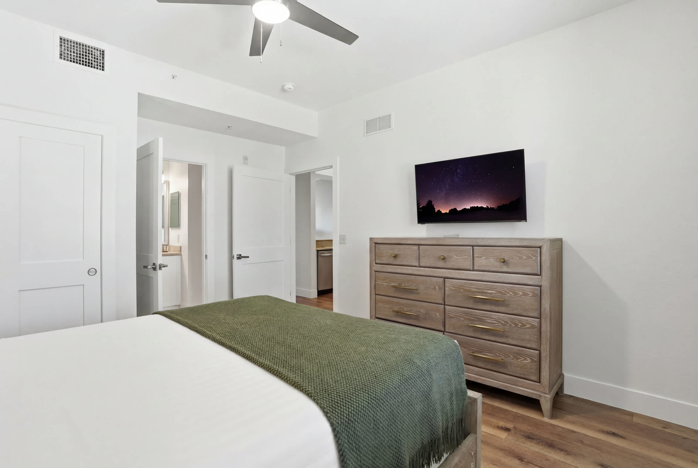 215 First Floor Sleeps 4 Landscape View | Photo 25