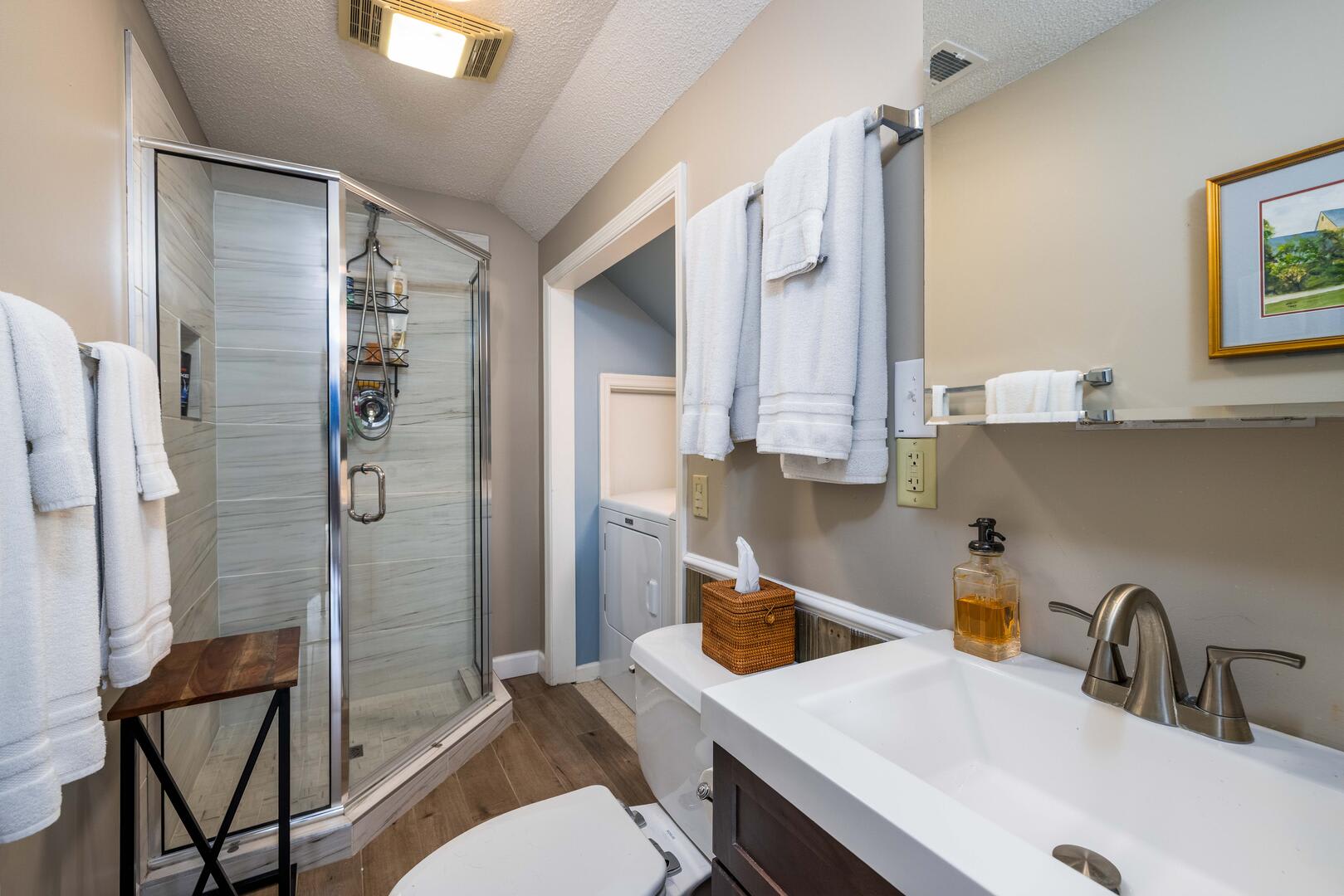 Full En Suite Bathroom for Primary 1 with Washer and Dryer