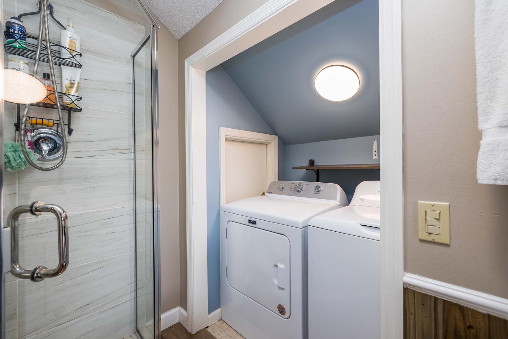 Full En Suite Bathroom for Primary 1 with Washer and Dryer