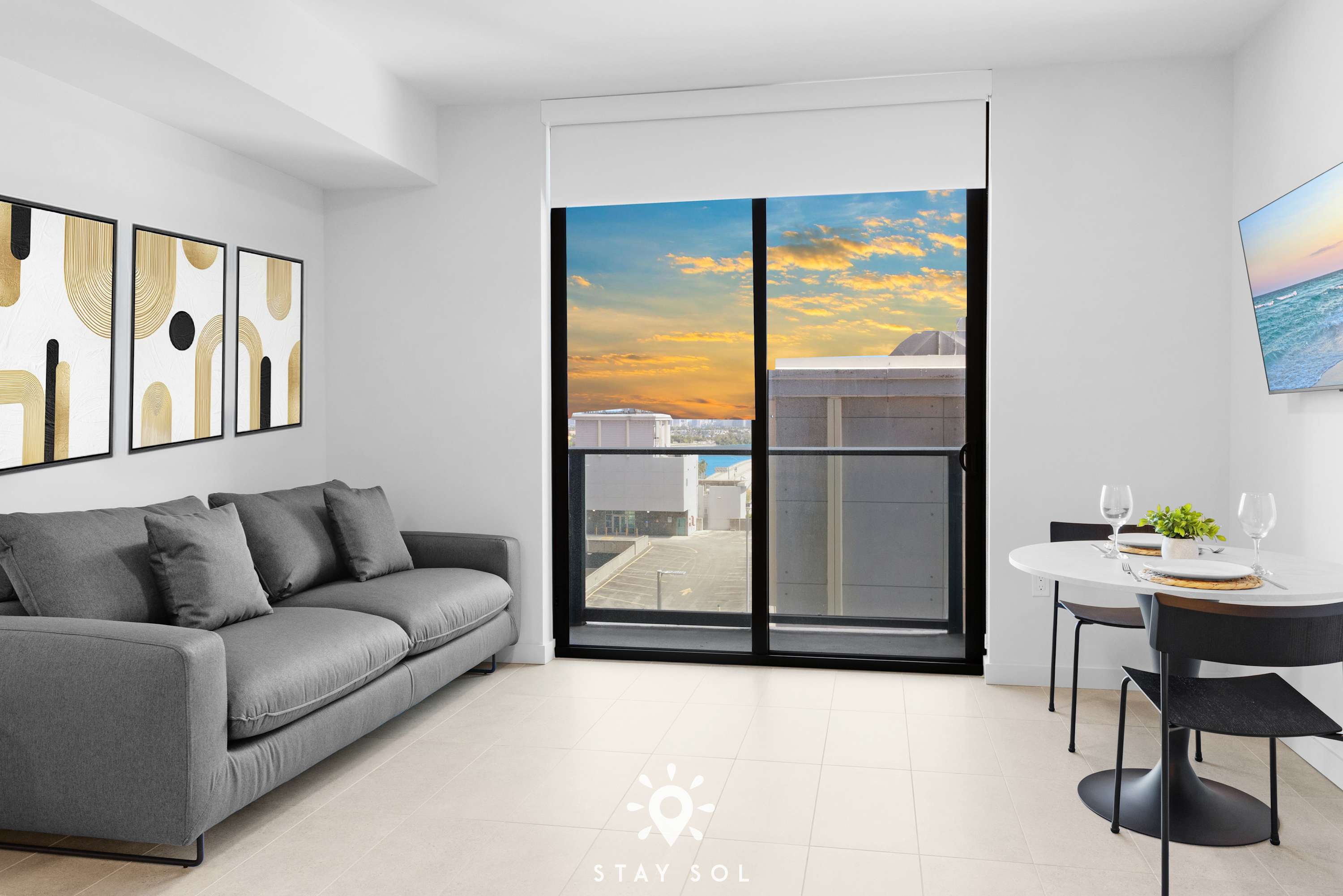 Smart Luxe Studio with Views in Downtown