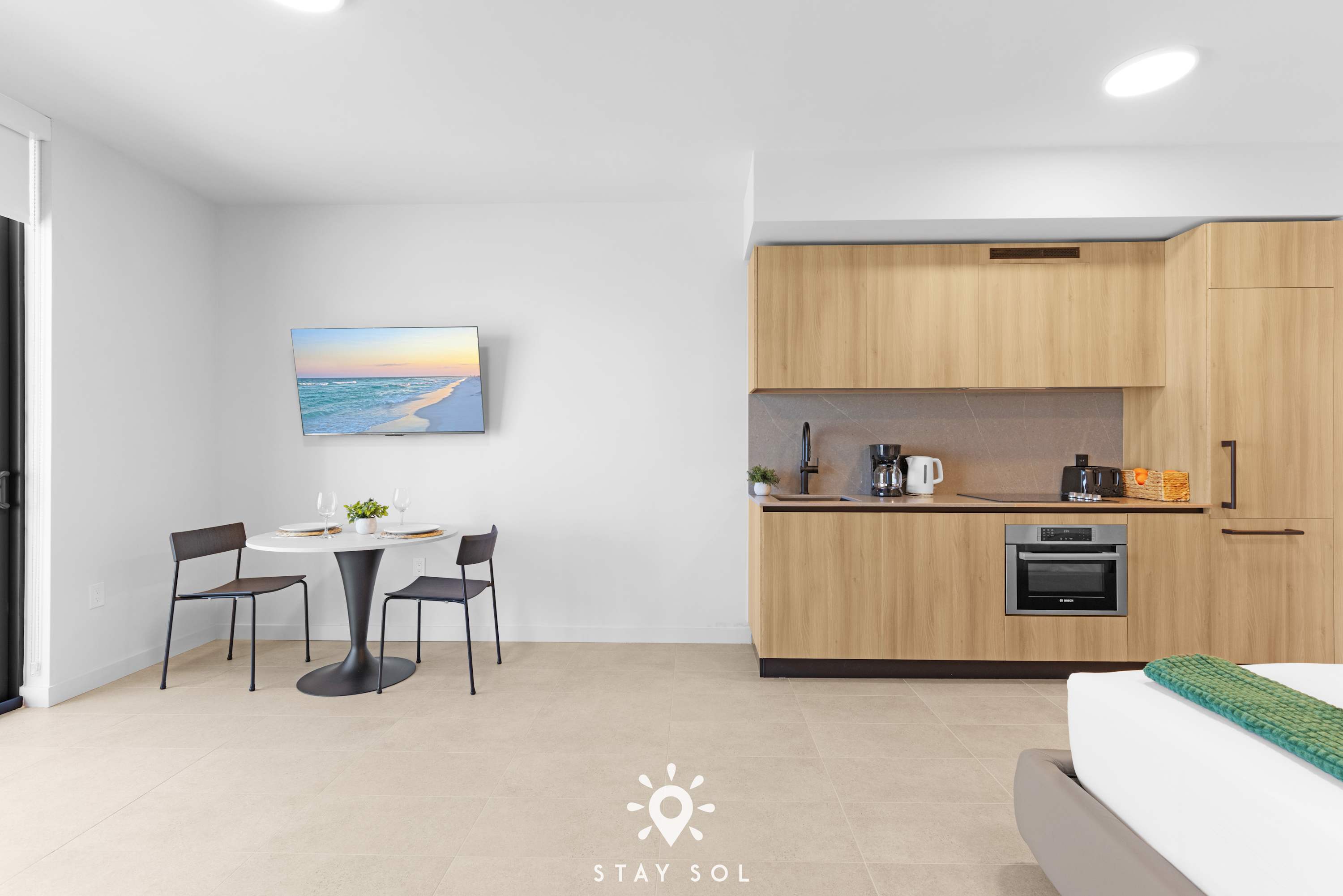 Smart Luxe Studio with Views in Downtown