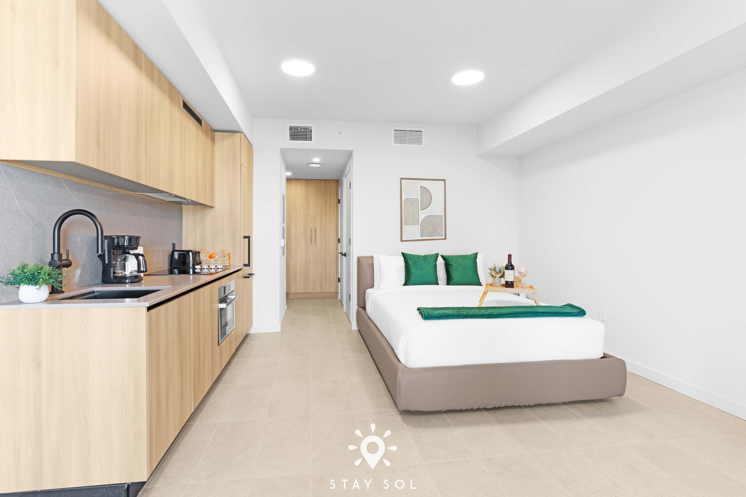 Smart Luxe Studio with Views in Downtown