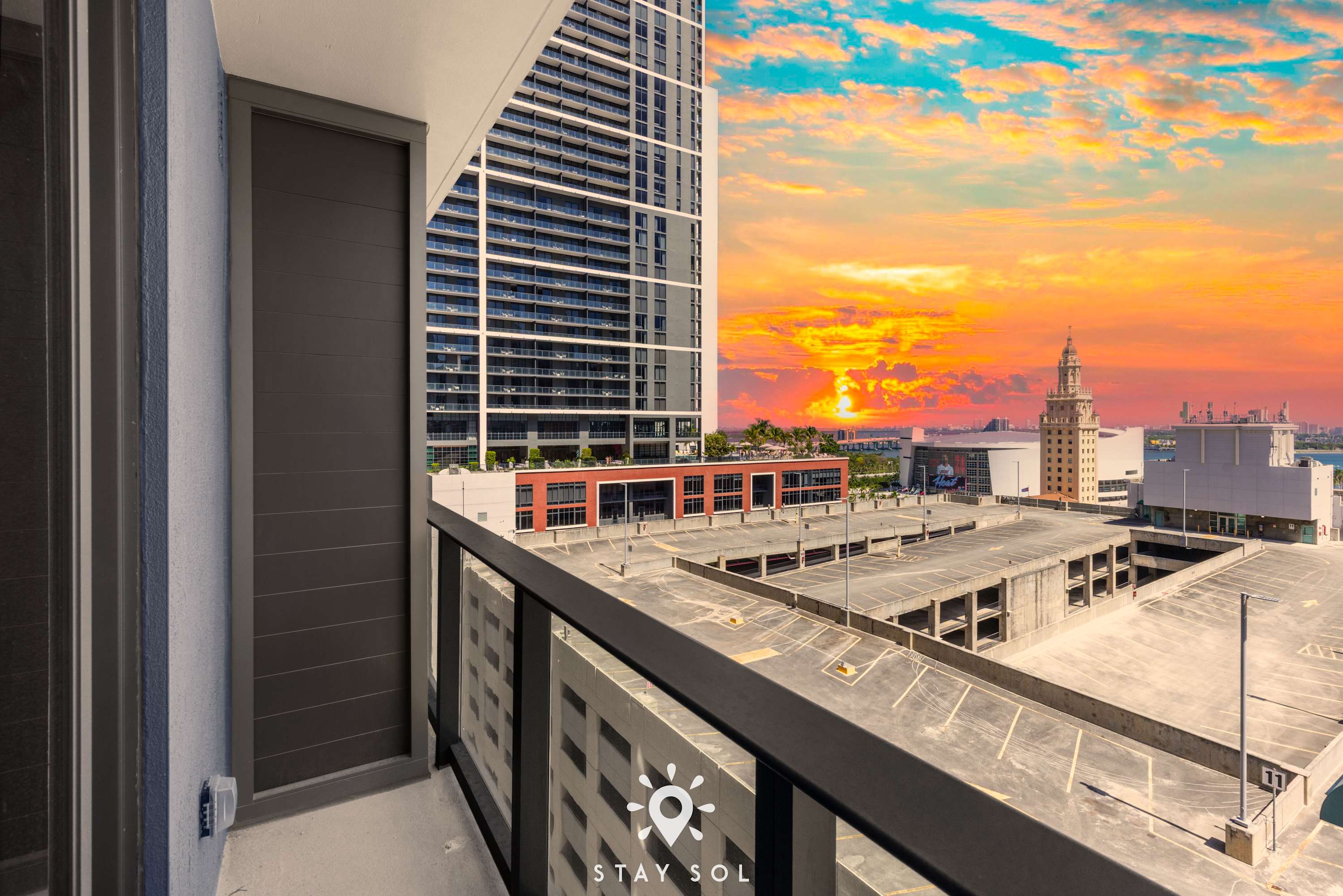 Smart Luxe Studio with Views in Downtown