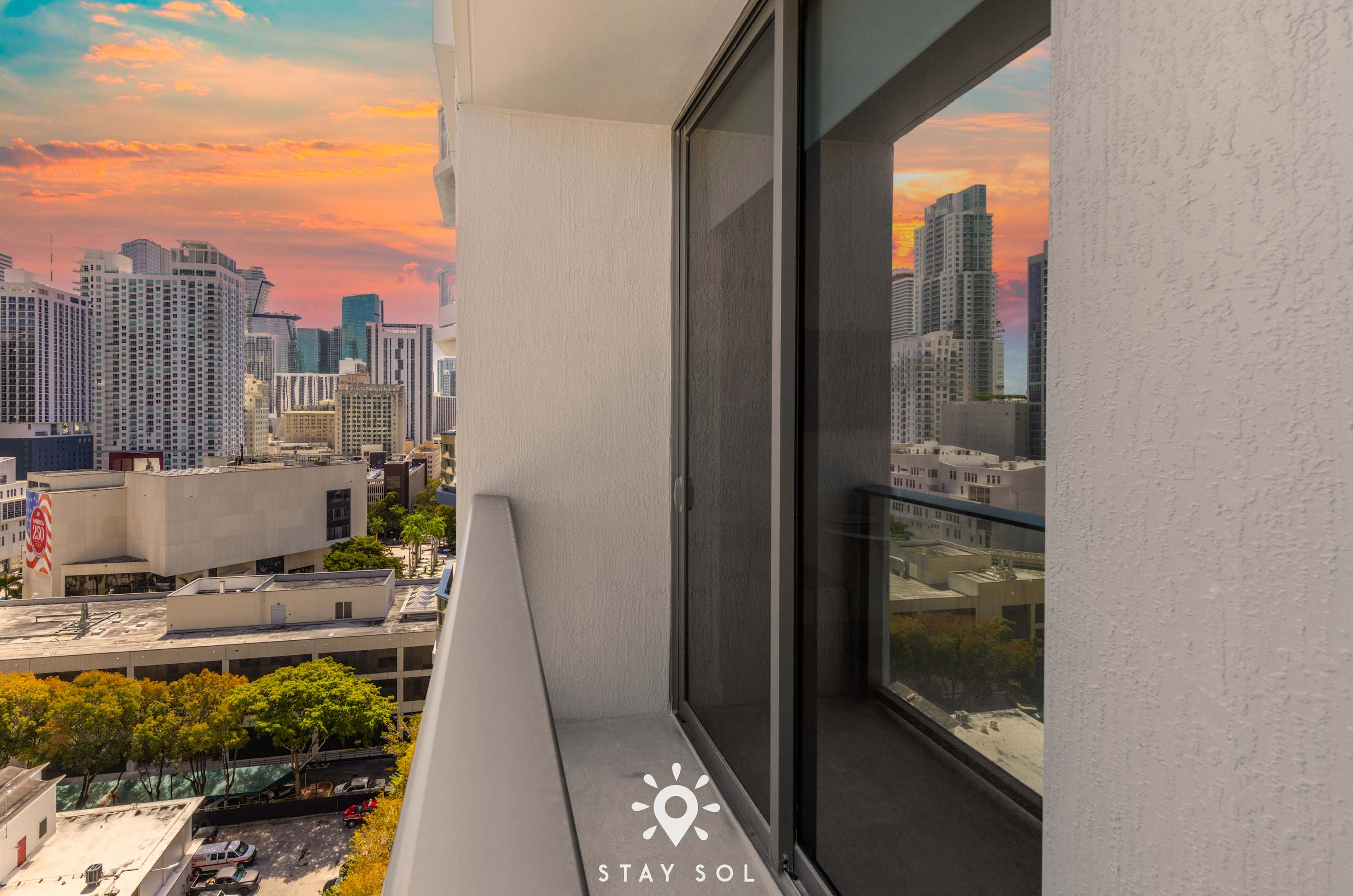 Smart Luxe Studio with Views in Downtown