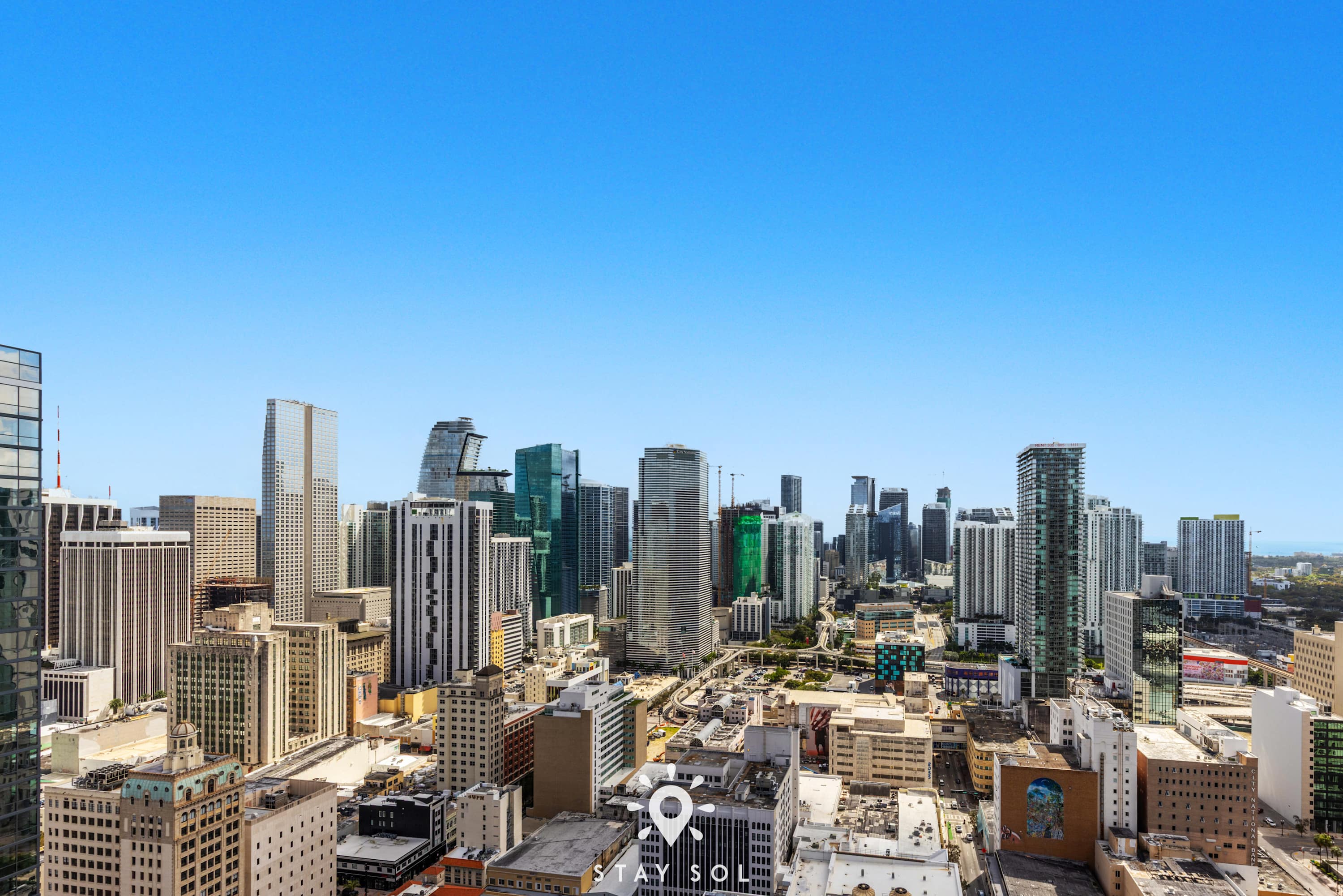 Sleek 1BR • City Vibes • Spa & Gym