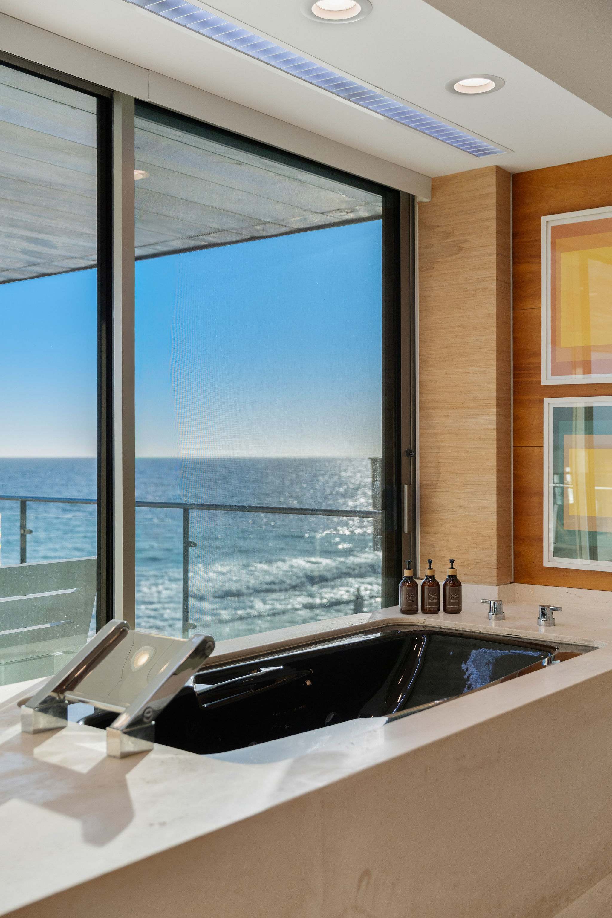 Oceanview soaking tub overlooking Malibu’s iconic coastline.
