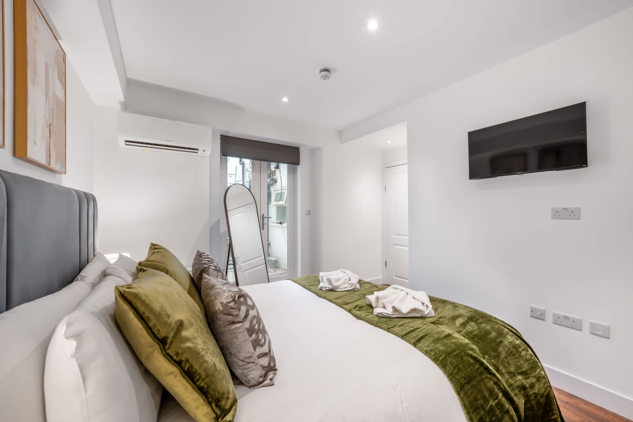 Standard Studio With Terrace In Knightsbridge in Beaufort Gardens SW3 1QH - Property image 10 - VivreStays