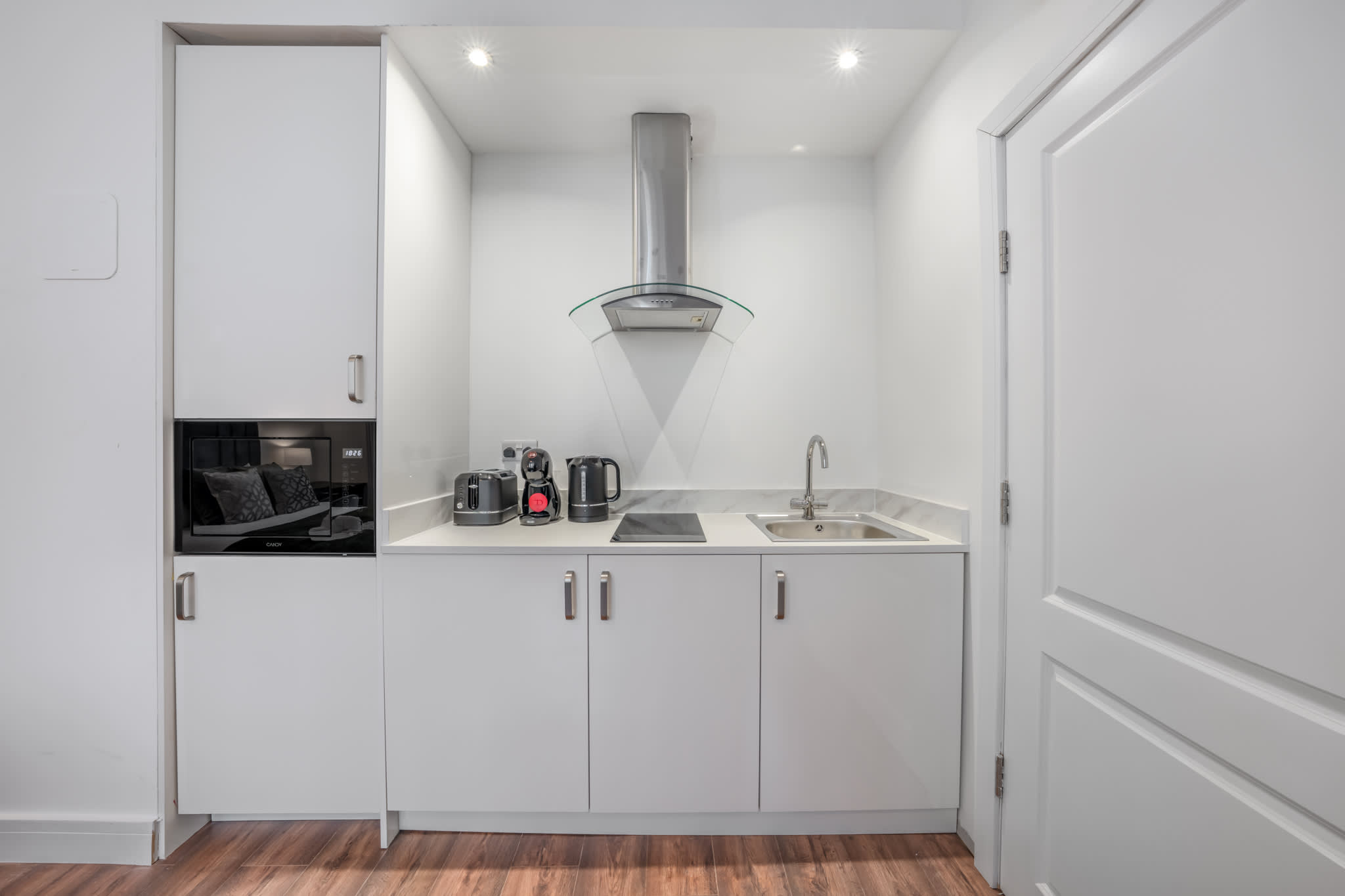 View Deluxe Ground Floor Studio in Knightsbridge in Beaufort Gardens SW3 1QH Deluxe Ground Floor Studio in Knightsbridge in Beaufort Gardens SW3 1QH - Property image 4 - VivreStays