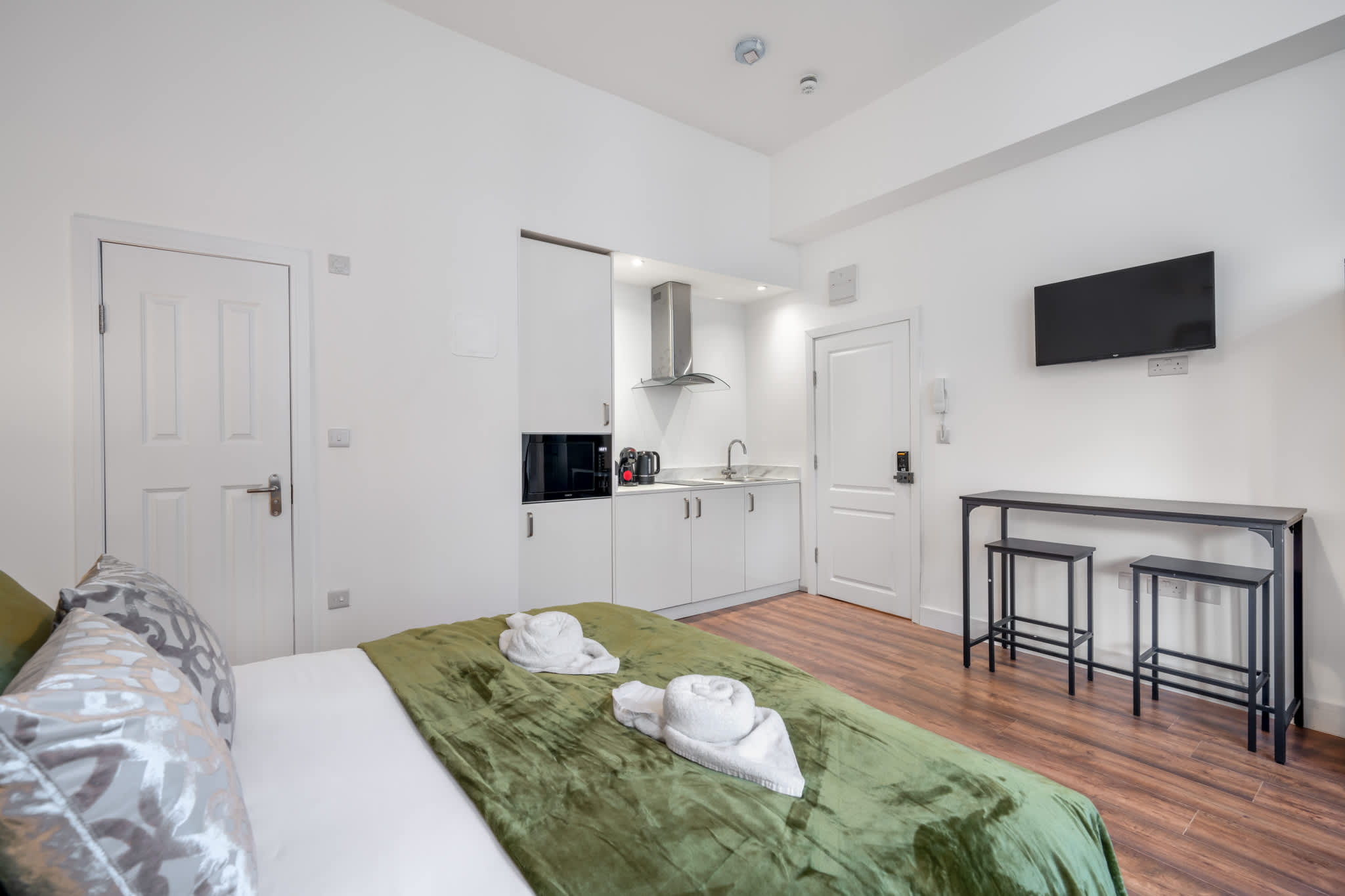 View Deluxe Ground Floor Studio in Knightsbridge in Beaufort Gardens SW3 1QH Deluxe Ground Floor Studio in Knightsbridge in Beaufort Gardens SW3 1QH - Property image 7 - VivreStays