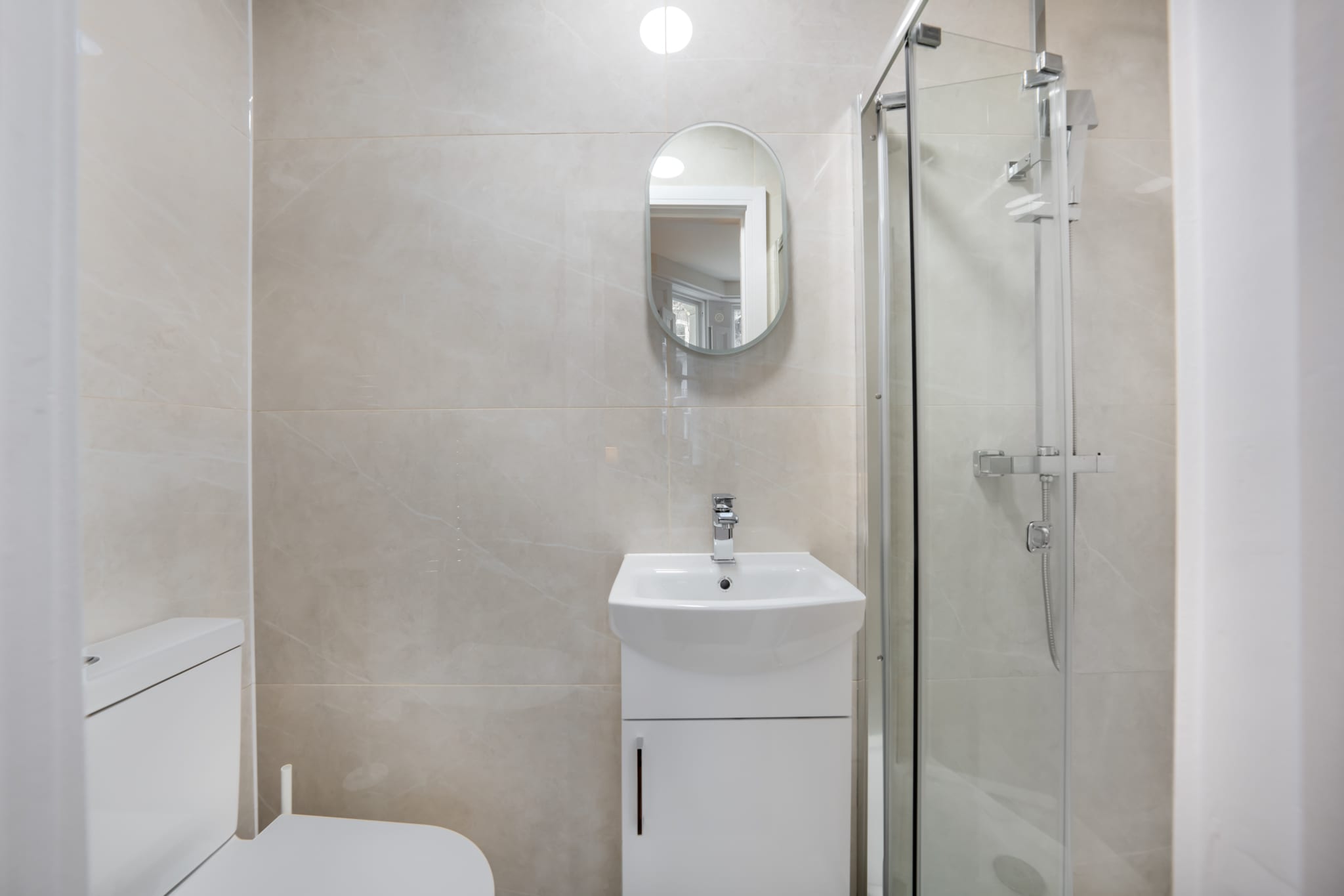 View Deluxe Ground Floor Studio in Knightsbridge in Beaufort Gardens SW3 1QH Deluxe Ground Floor Studio in Knightsbridge in Beaufort Gardens SW3 1QH - Property image 8 - VivreStays