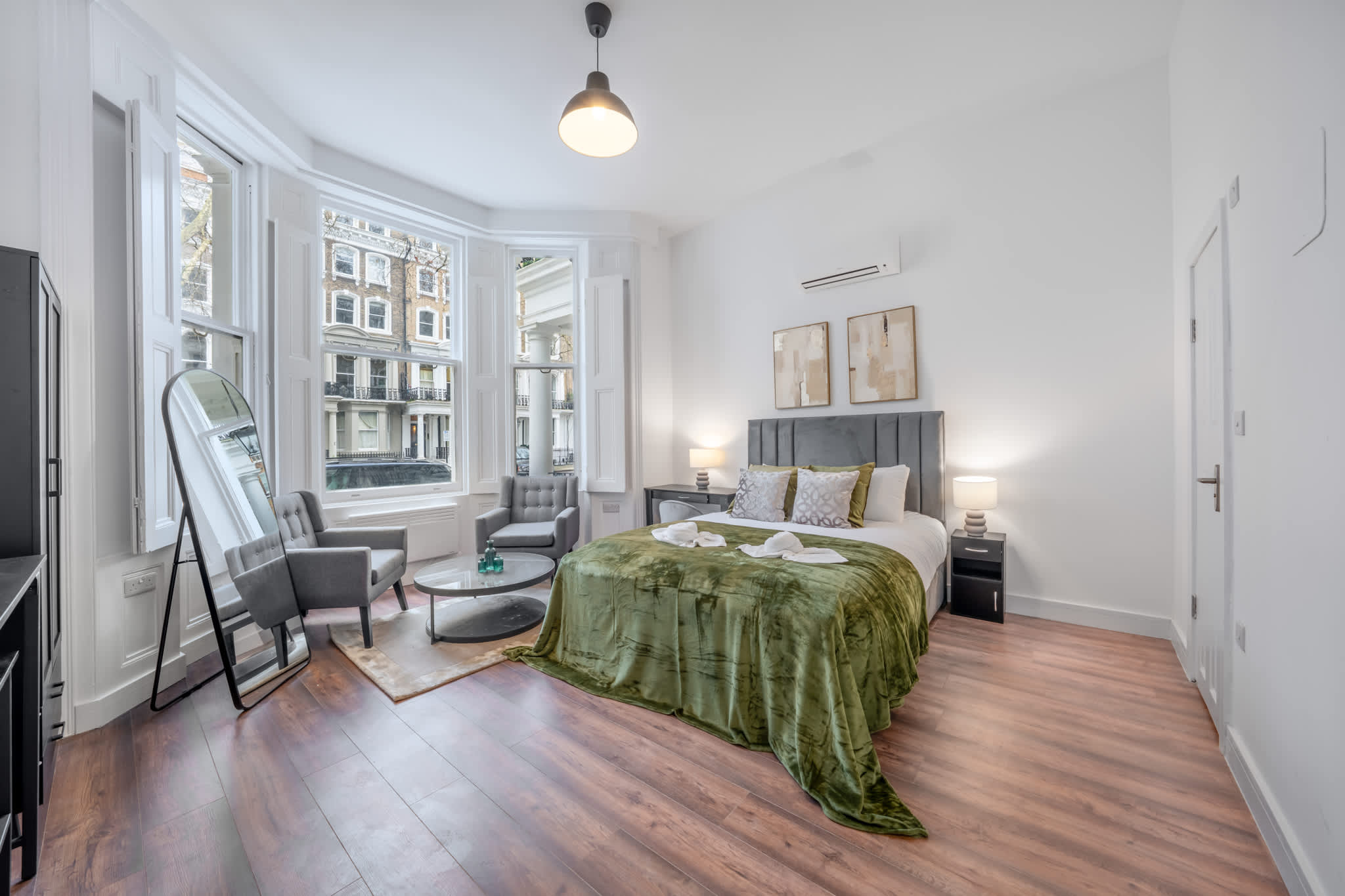 View Deluxe Ground Floor Studio in Knightsbridge in Beaufort Gardens SW3 1QH Deluxe Ground Floor Studio in Knightsbridge in Beaufort Gardens SW3 1QH - Property image 2 - VivreStays