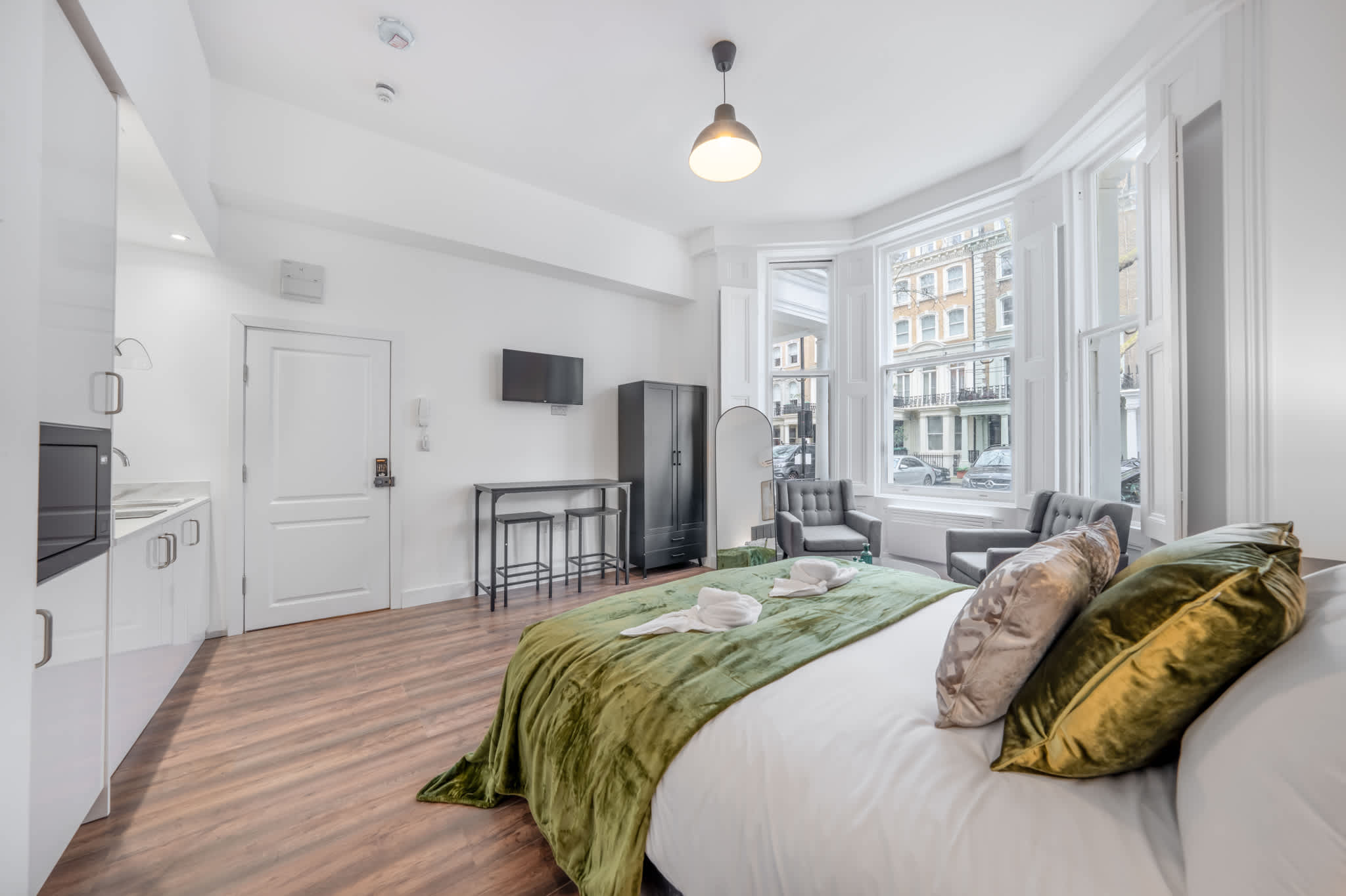 View Deluxe Ground Floor Studio in Knightsbridge in Beaufort Gardens SW3 1QH Deluxe Ground Floor Studio in Knightsbridge in Beaufort Gardens SW3 1QH - Property image 3 - VivreStays