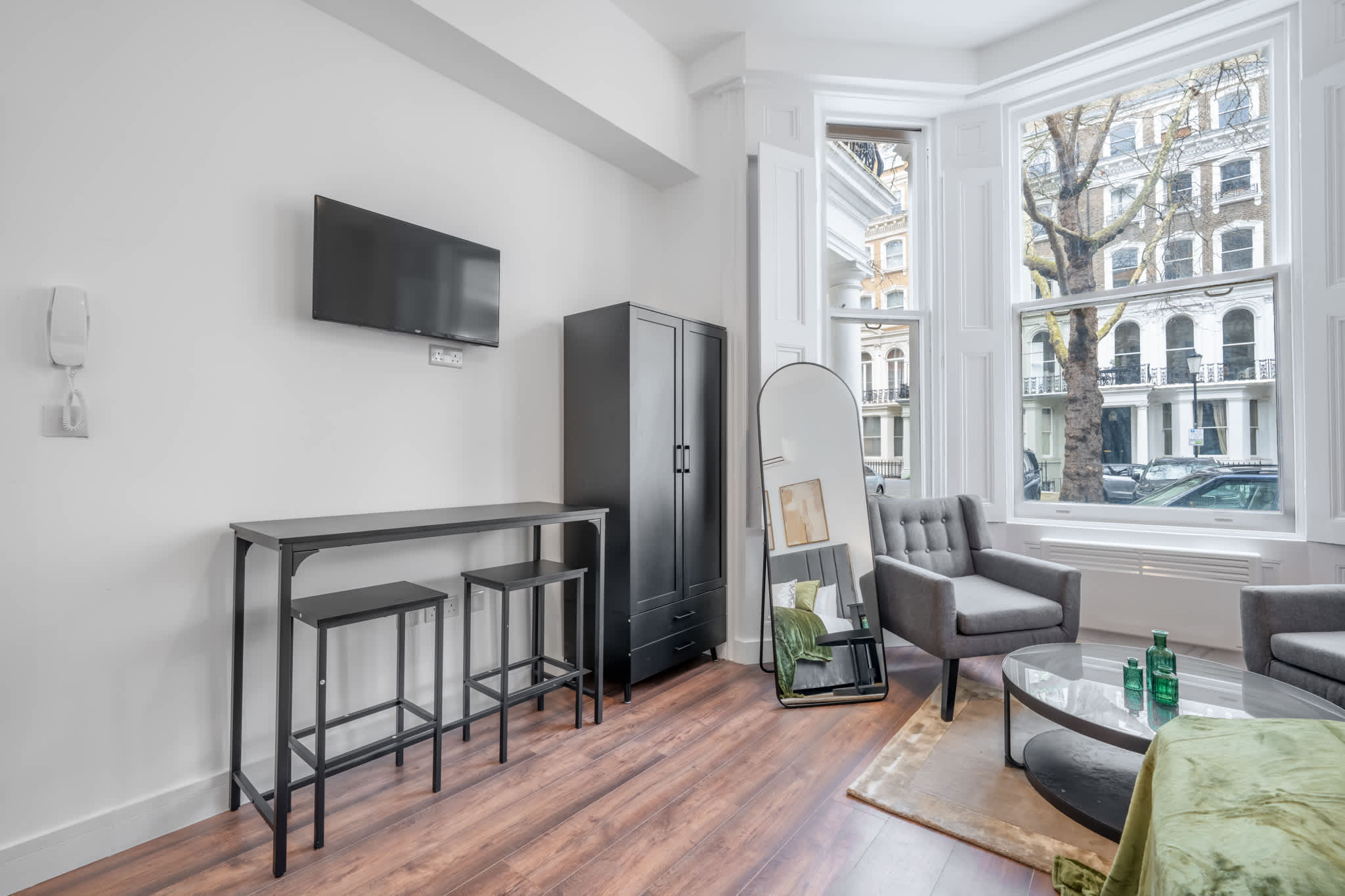 View Deluxe Ground Floor Studio in Knightsbridge in Beaufort Gardens SW3 1QH Deluxe Ground Floor Studio in Knightsbridge in Beaufort Gardens SW3 1QH - Property image 9 - VivreStays