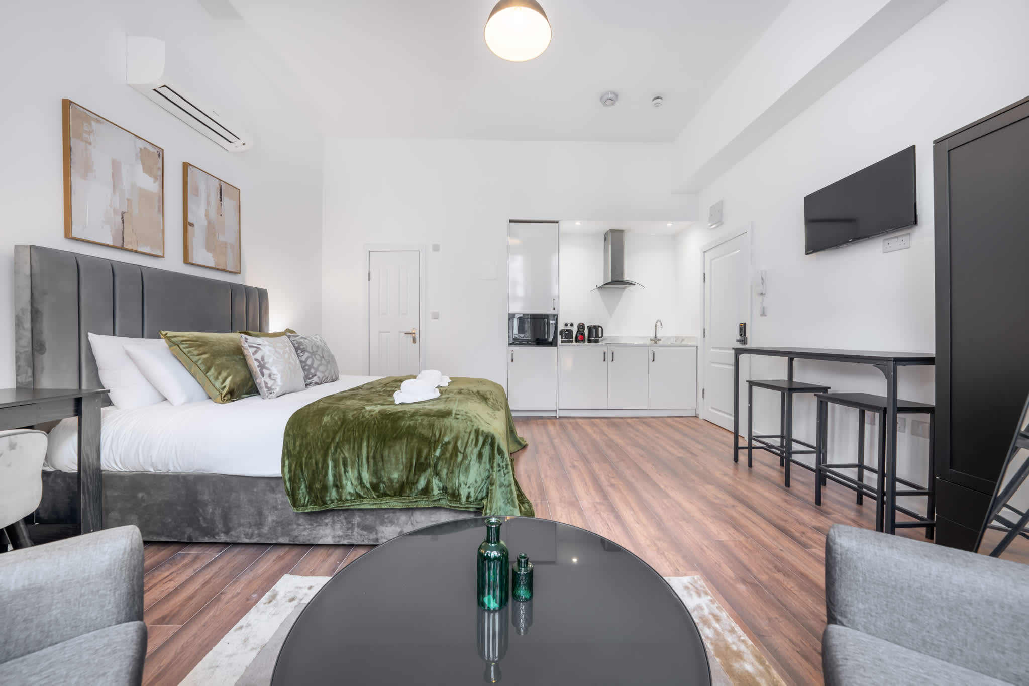 View Deluxe Ground Floor Studio in Knightsbridge in Beaufort Gardens SW3 1QH Deluxe Ground Floor Studio in Knightsbridge in Beaufort Gardens SW3 1QH - Property image 10 - VivreStays