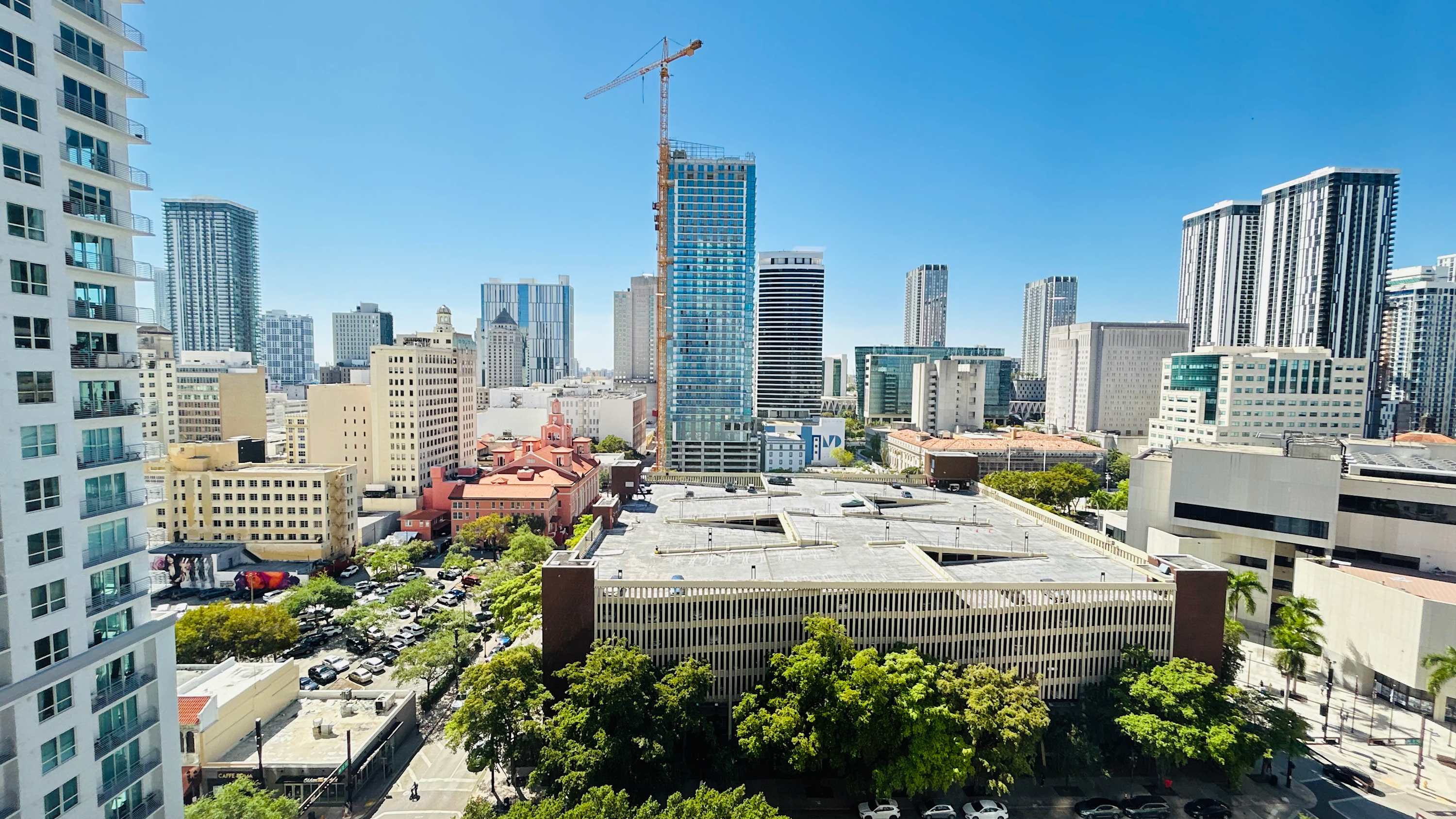 Downtown 1BR: King Bed, Pool, Gym, Free Metromover