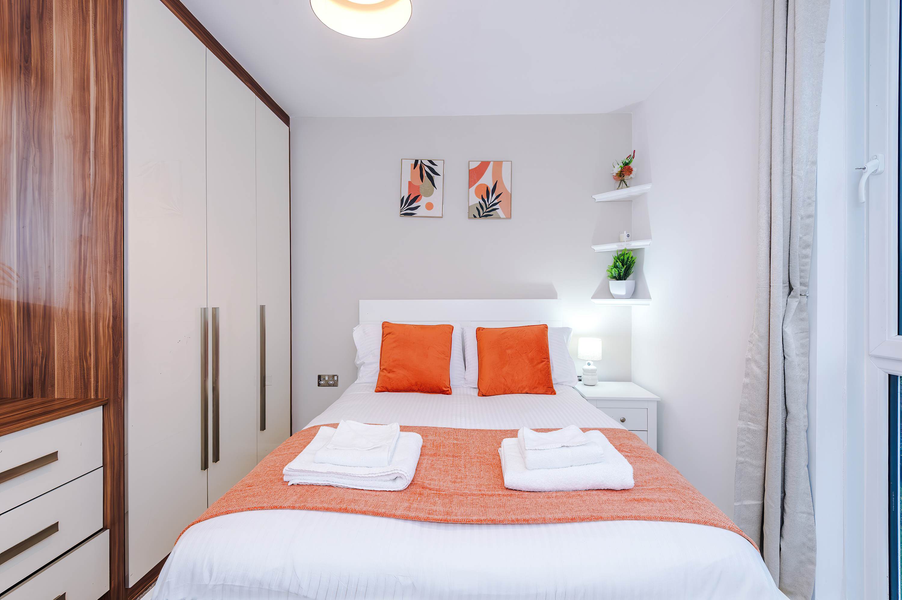 New !! Altrincham 2BR | Market & Airport Access — Hostahome managed short-let