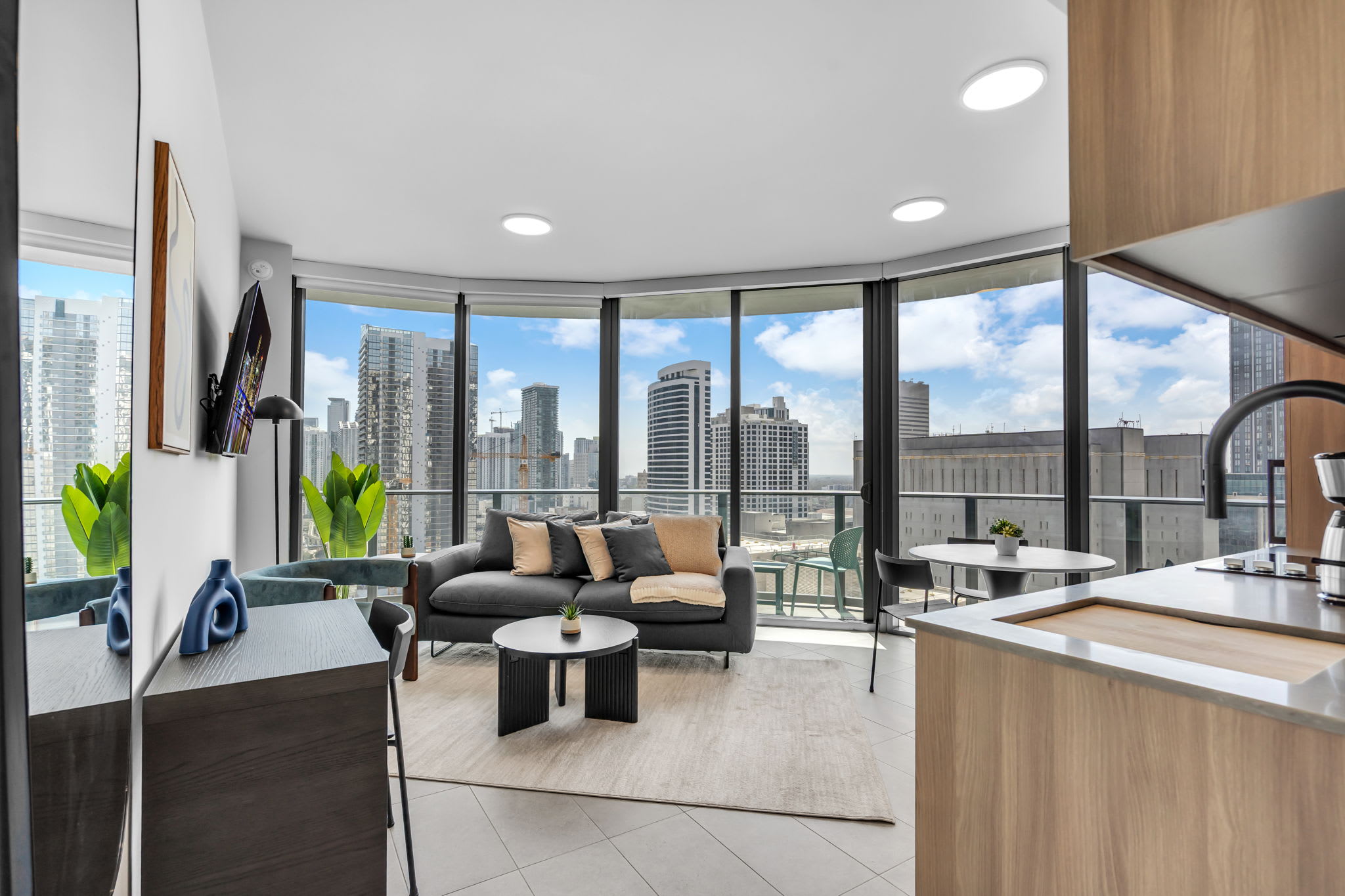Sleek Corner 1 Bedroom, Rooftop Pool & Wrap Balcony