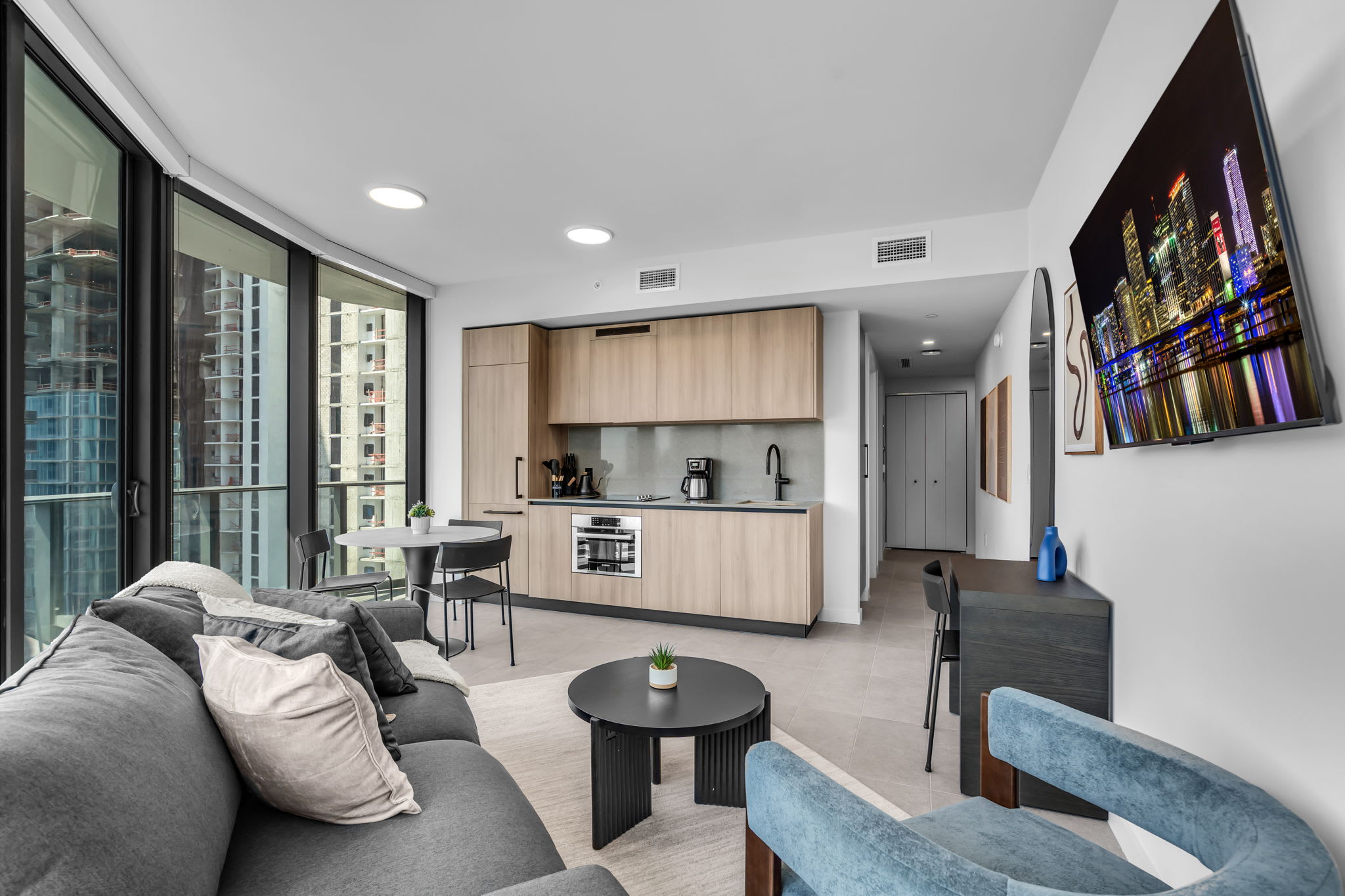 Sleek Corner 1 Bedroom, Rooftop Pool & Wrap Balcony