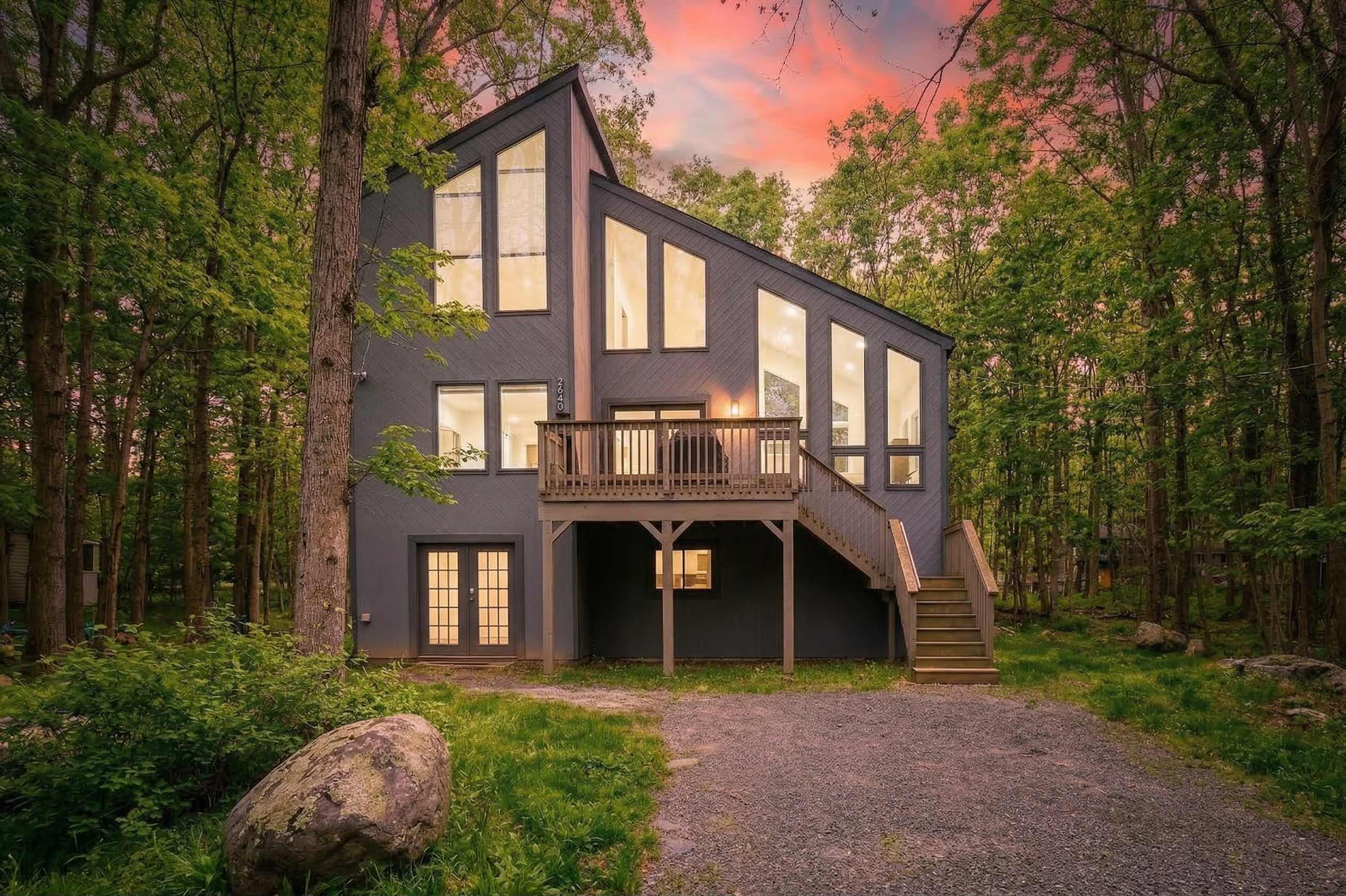 Poconos Escape - Pool Table - Sleeps 8 - Fire Pit — East Stroudsburg, PA — vacation rental