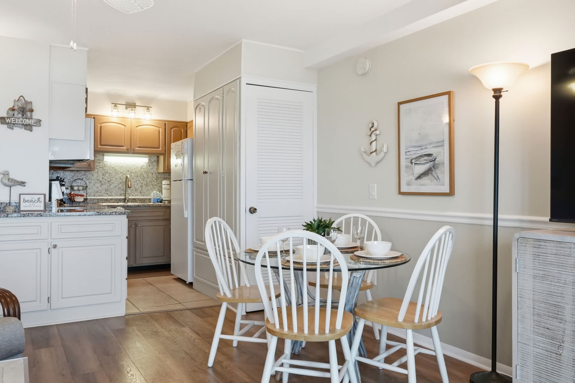 The Summit 419 – Interior of a vacation rental with a dining area, kitchen, and light-colored decor.
