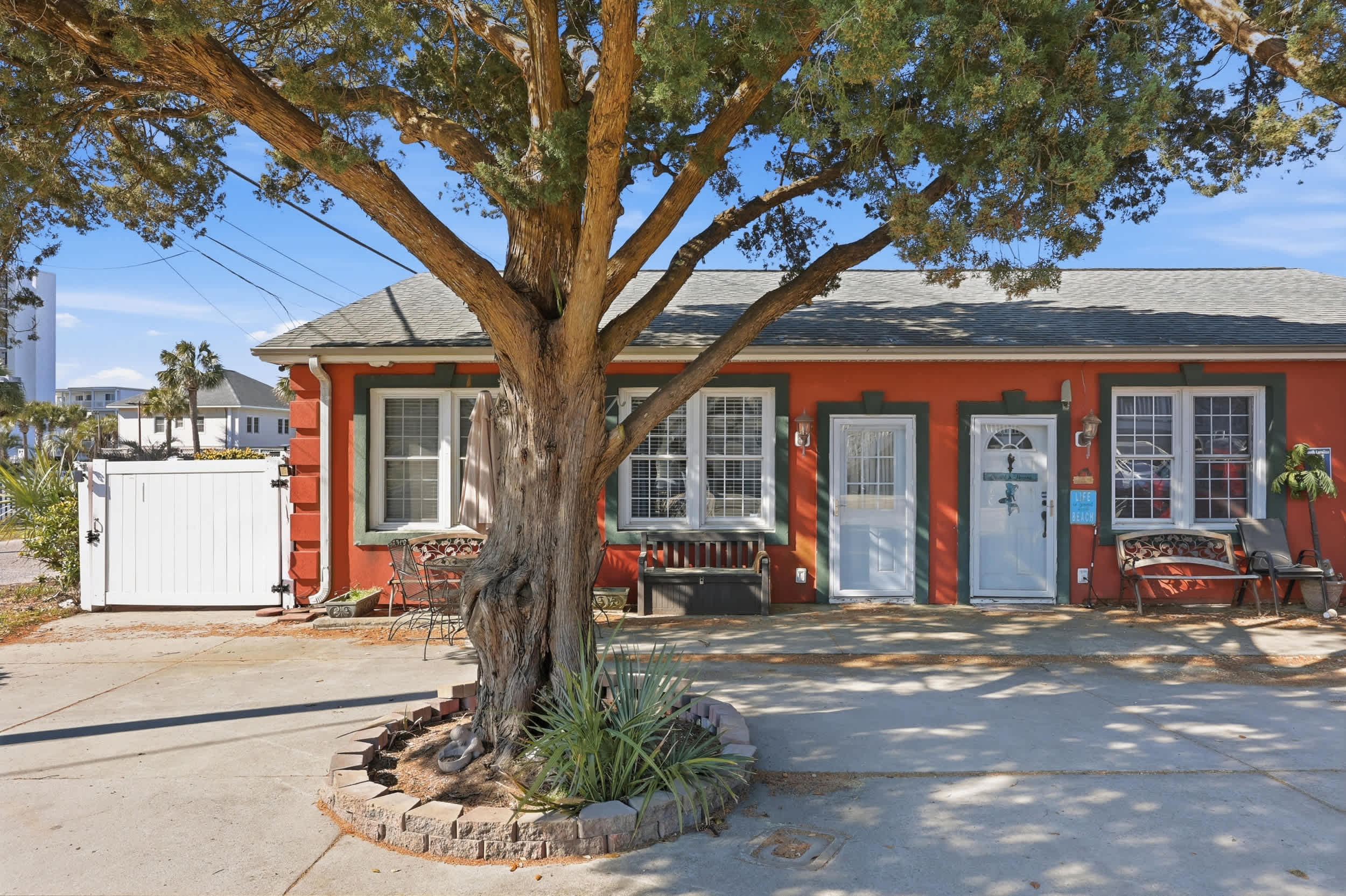 Sunny Beach Bungalow Pet Friendly Near Beach