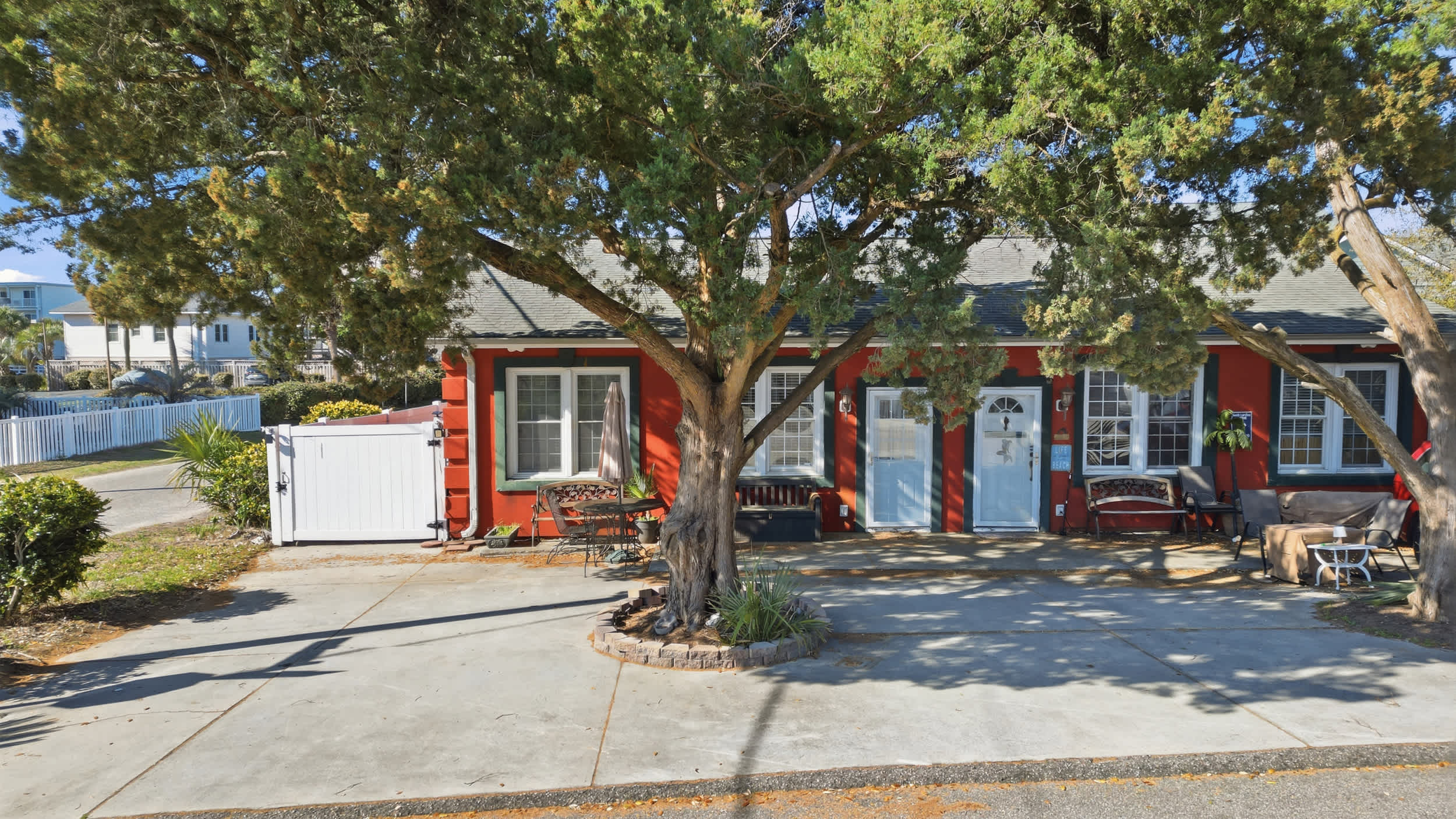 Sunny Beach Bungalow Pet Friendly Near Beach