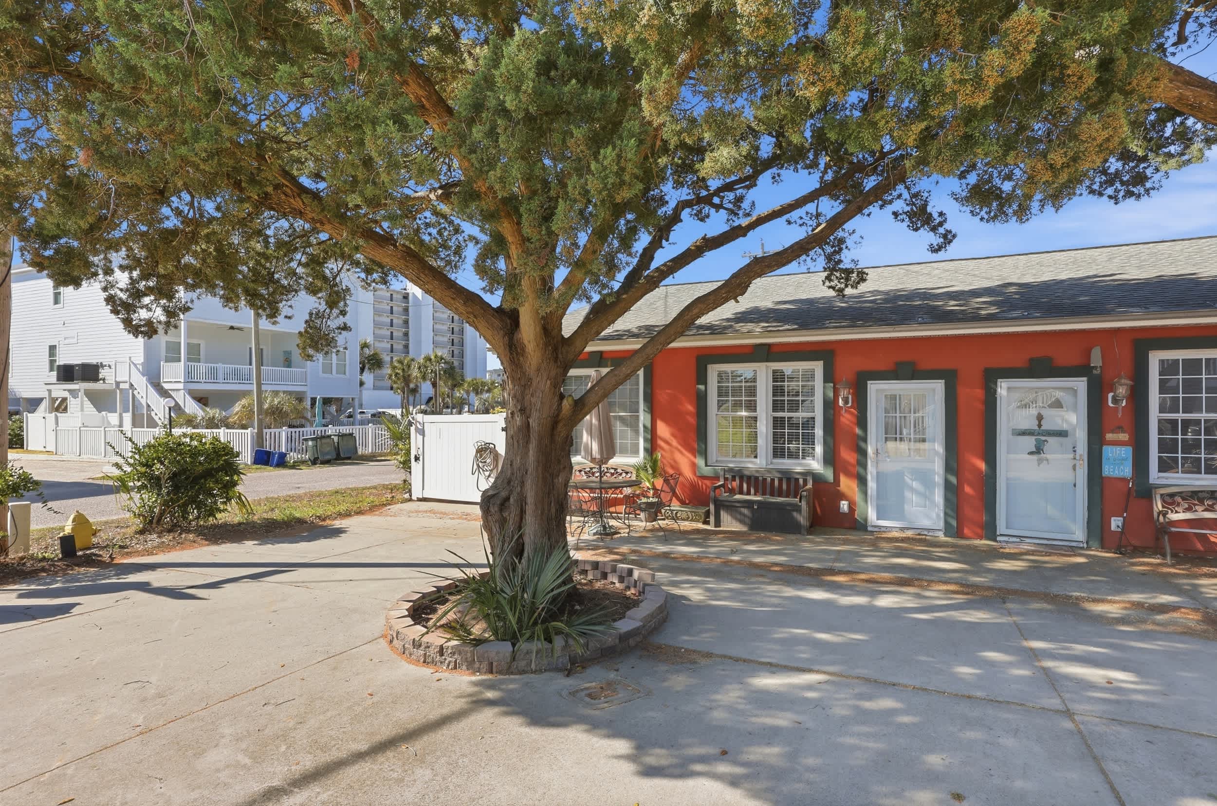 Sunny Beach Bungalow Pet Friendly Near Beach