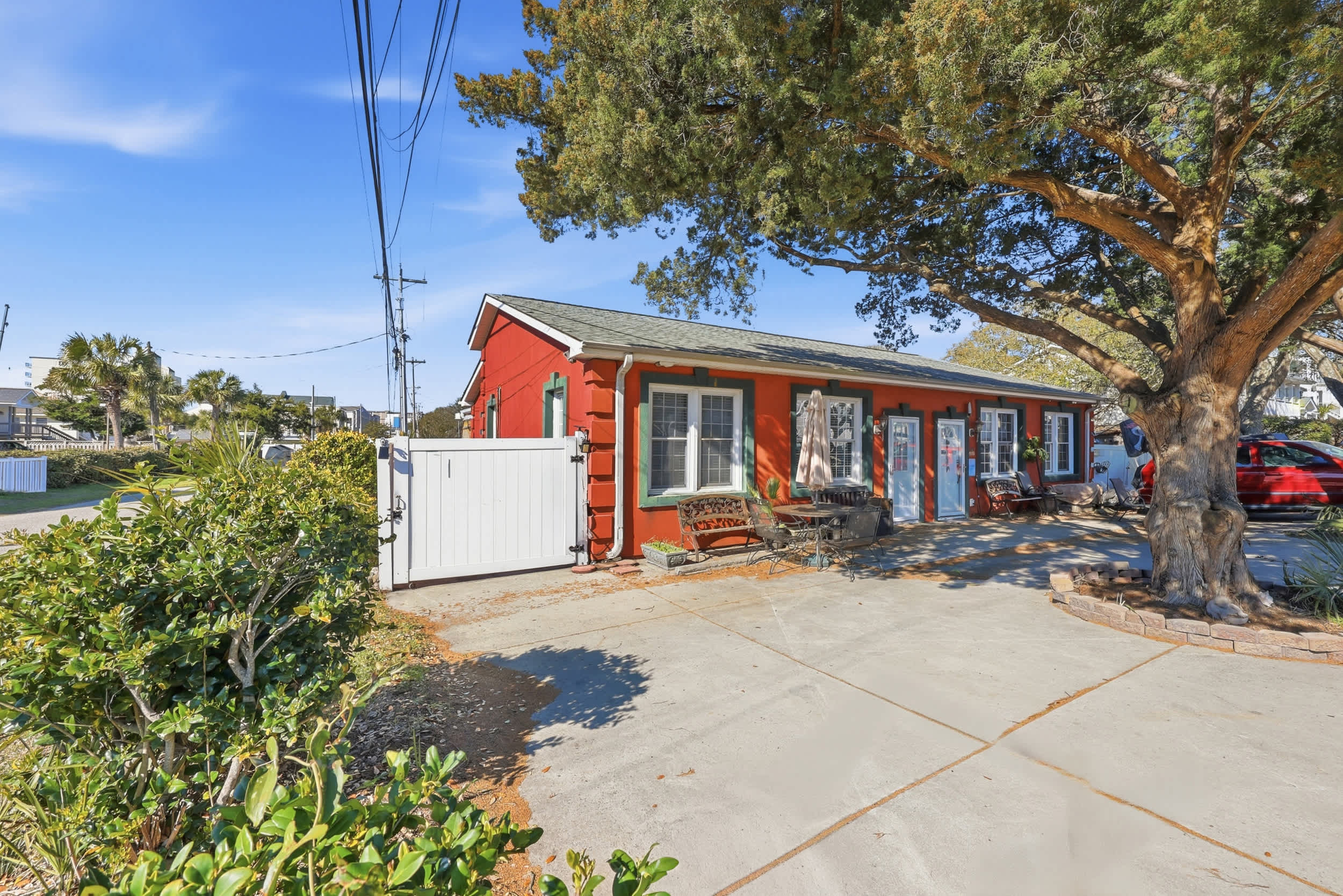 Sunny Beach Bungalow Pet Friendly Near Beach