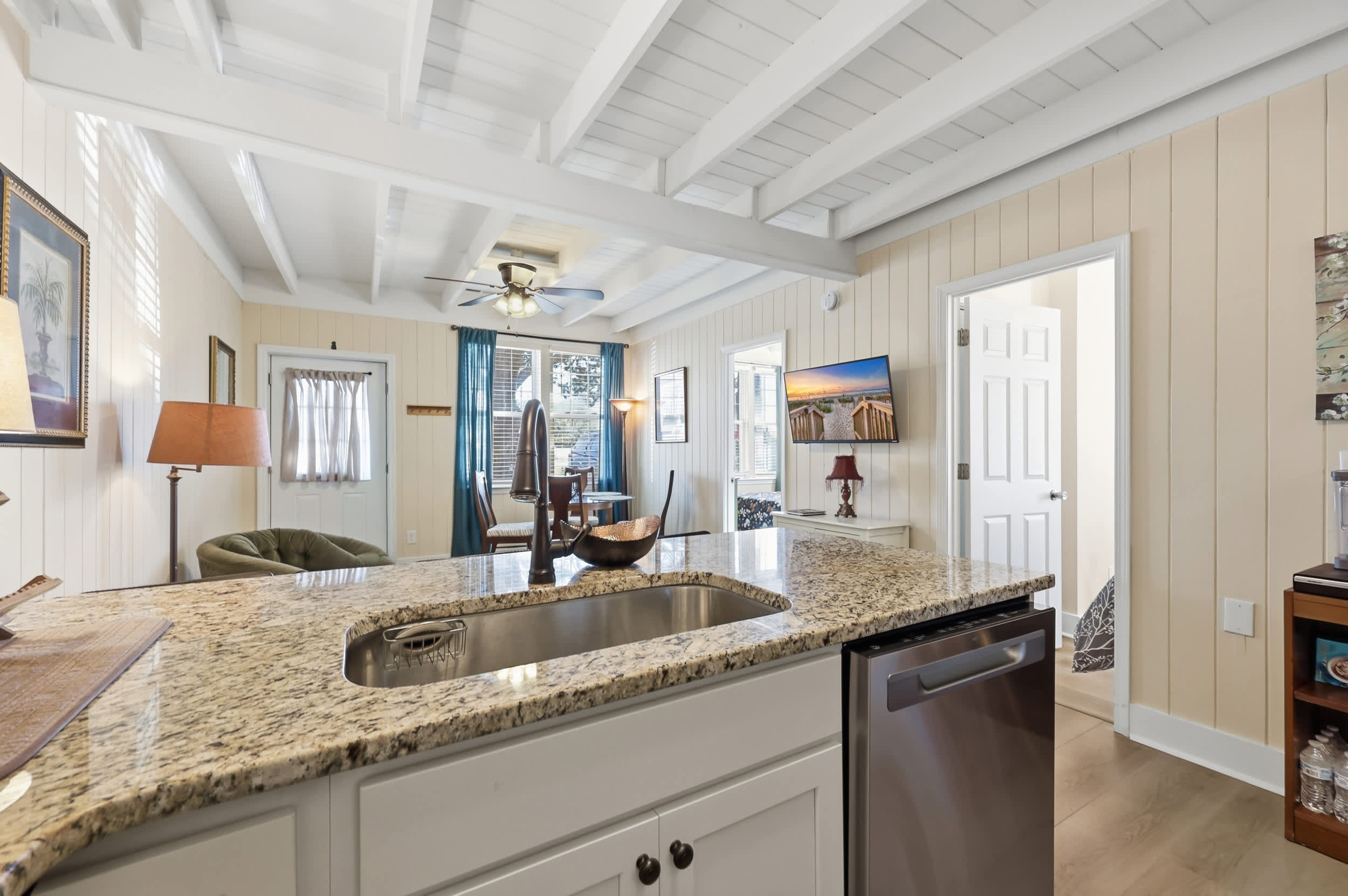 Sunny Beach Bungalow Pet Friendly Near Beach