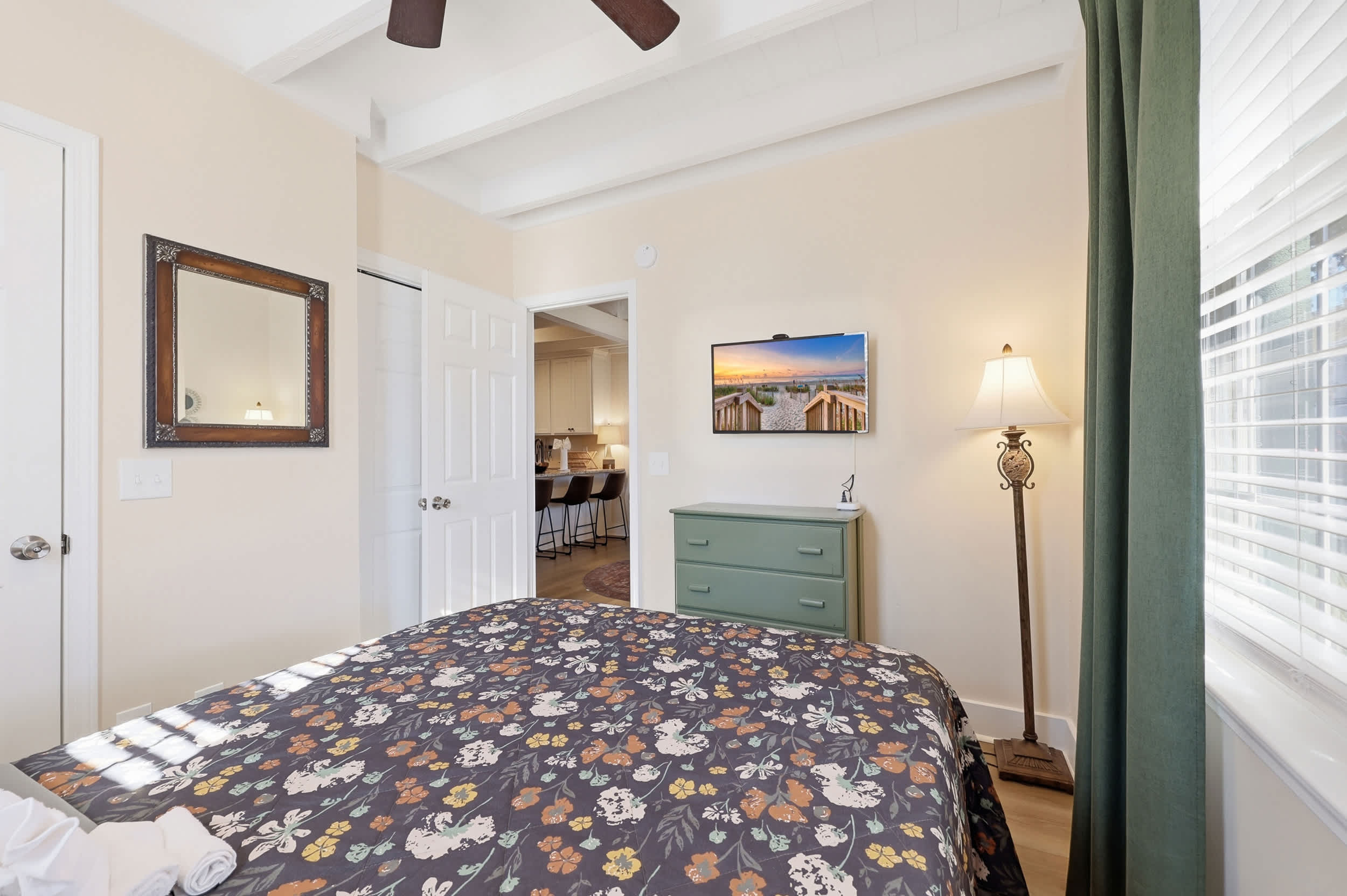 Sunny Beach Bungalow Pet Friendly Near Beach