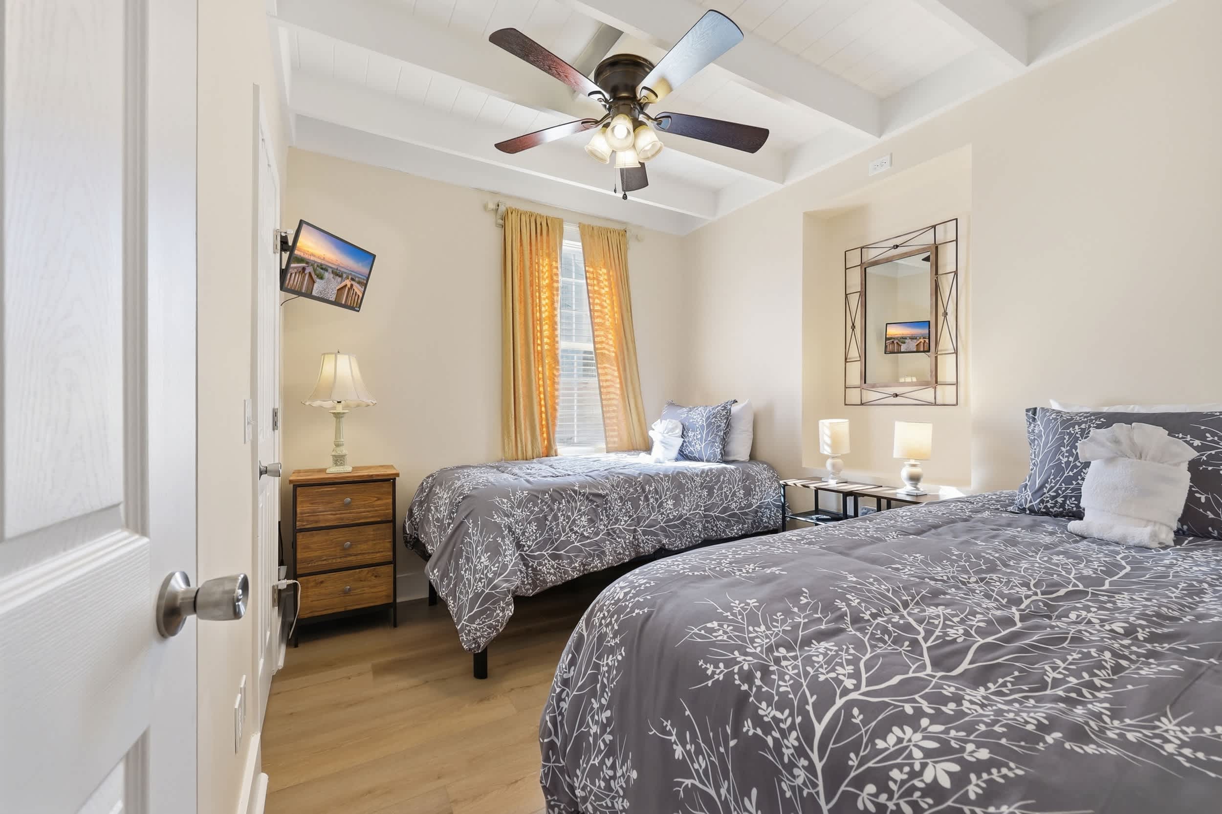 Sunny Beach Bungalow Pet Friendly Near Beach