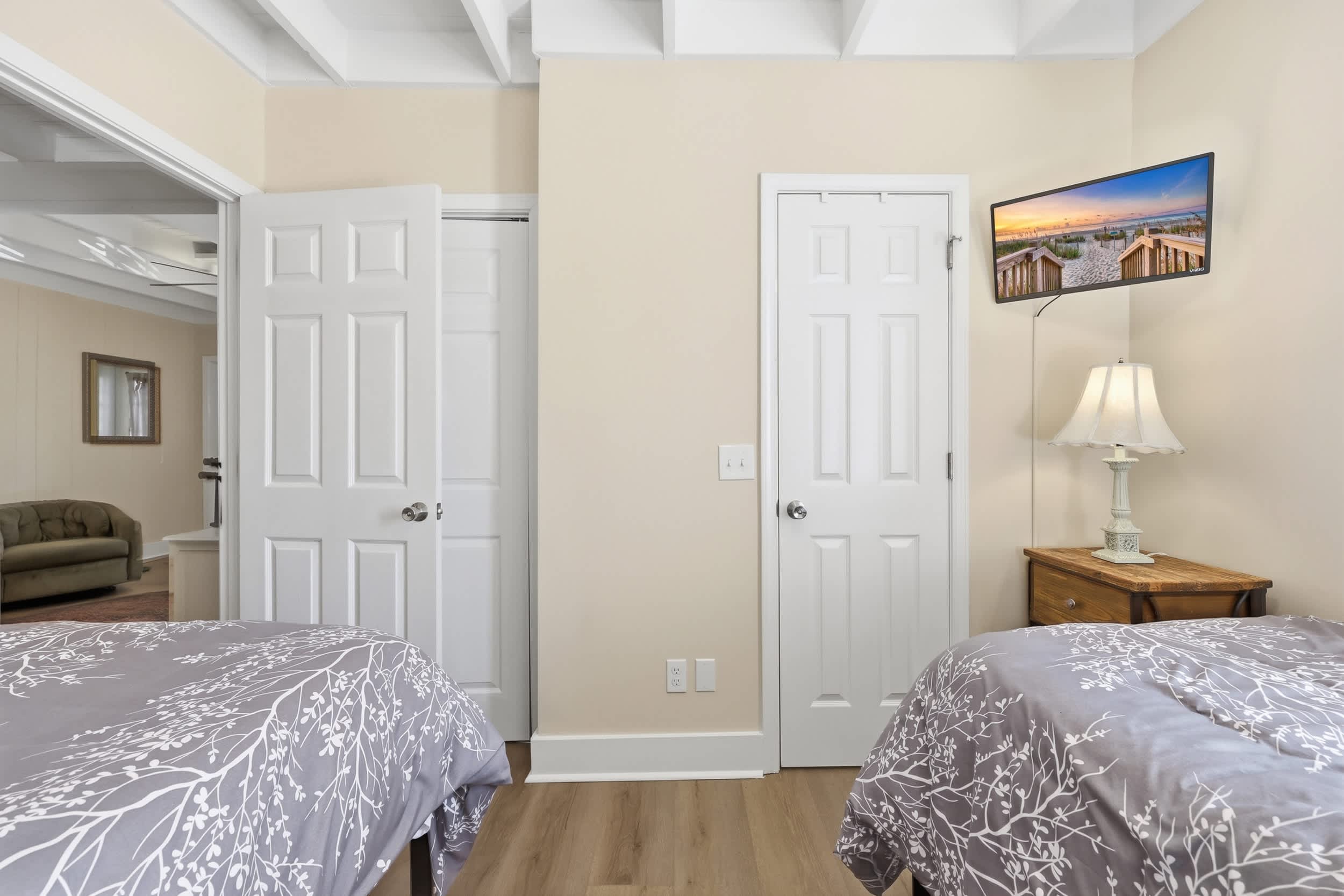 Sunny Beach Bungalow Pet Friendly Near Beach