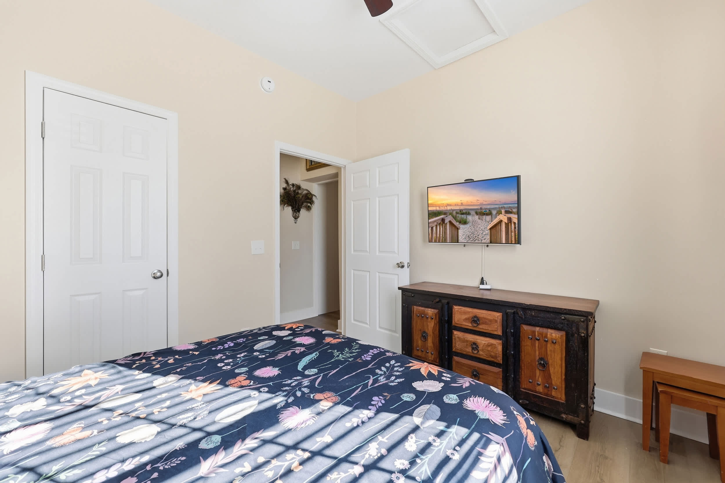 Sunny Beach Bungalow Pet Friendly Near Beach