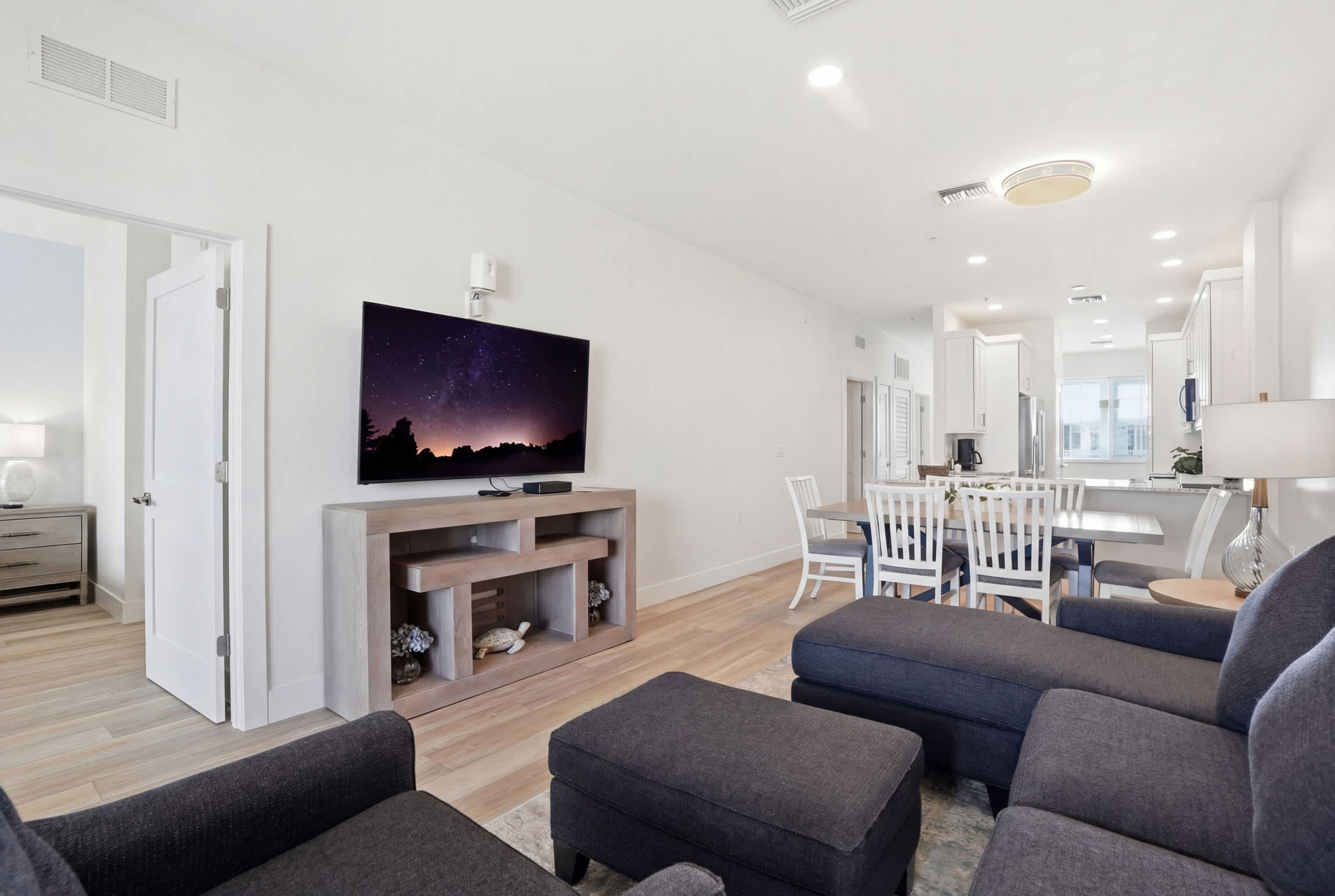 1226 Updated Sleeps 6 Close to Pool and Gym | Photo 13