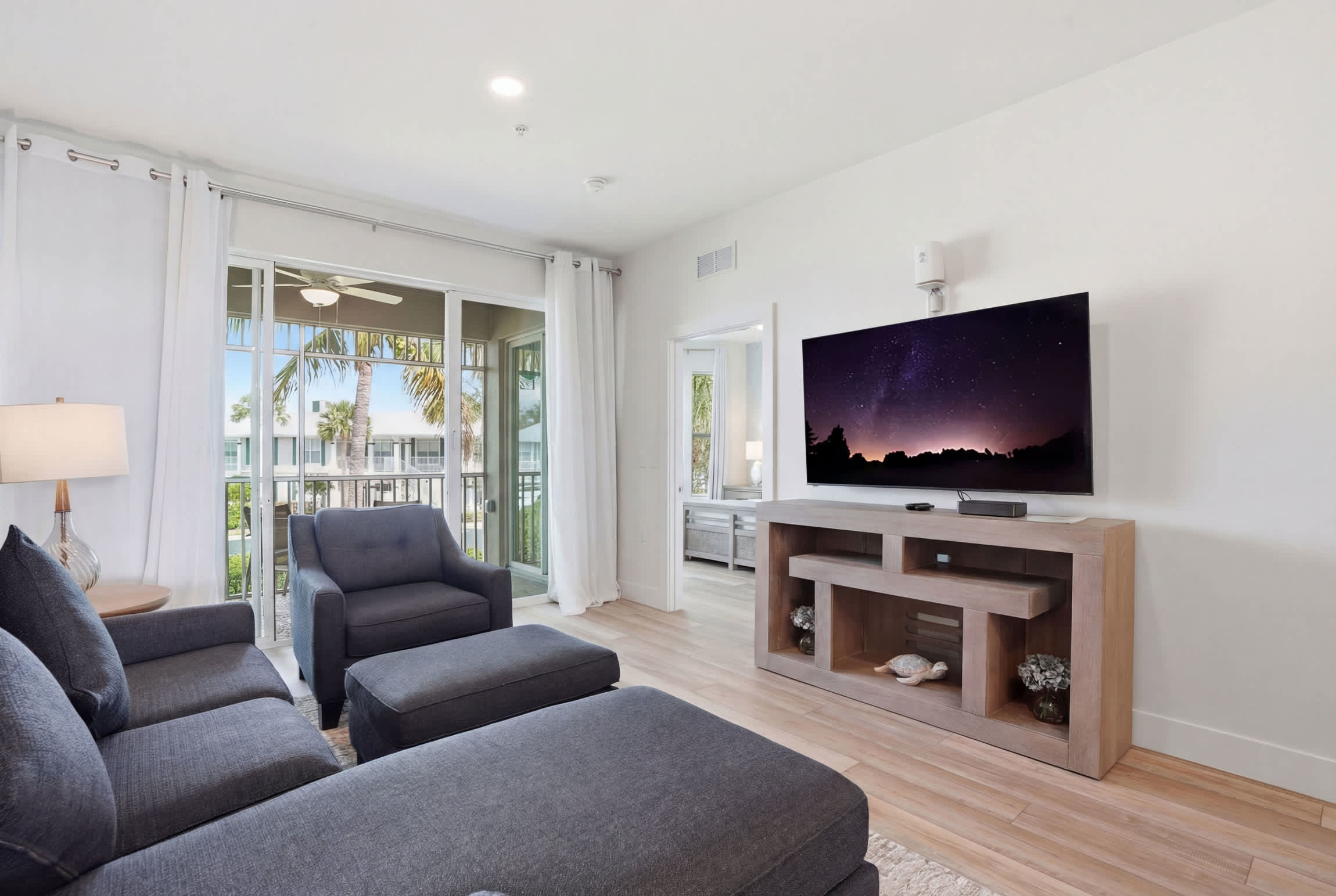 1226 Updated Sleeps 6 Close to Pool and Gym | Photo 12