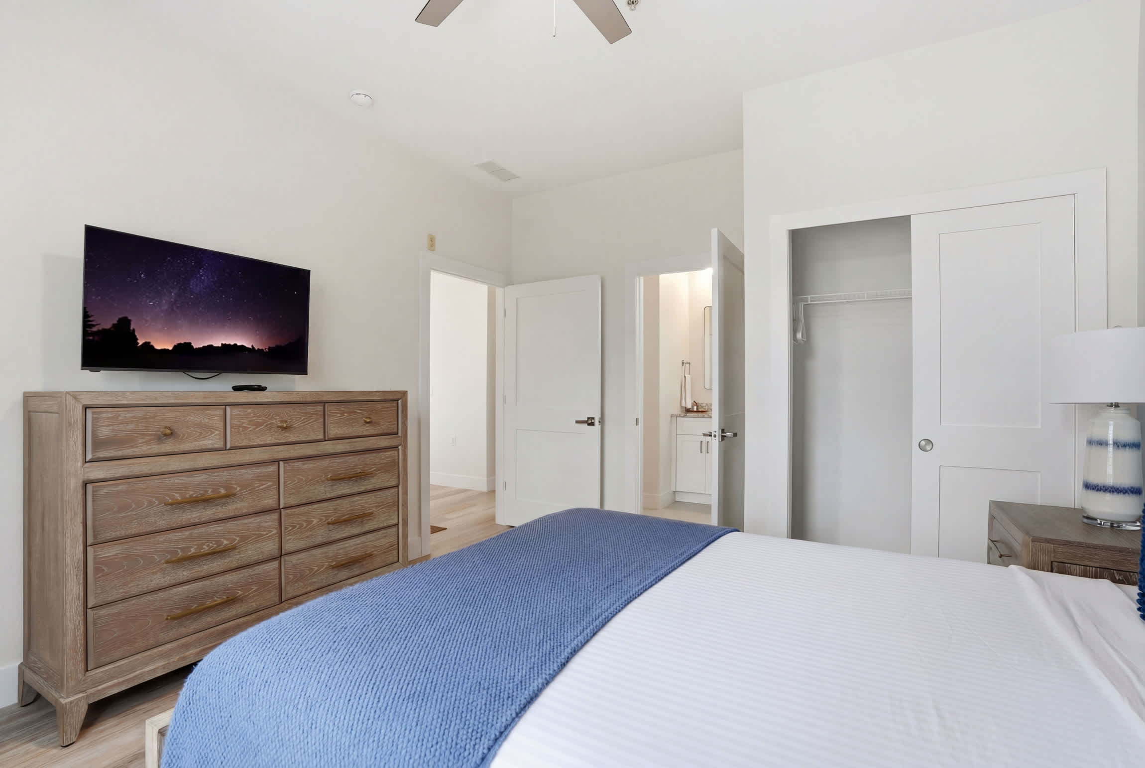 1226 Updated Sleeps 6 Close to Pool and Gym | Photo 28